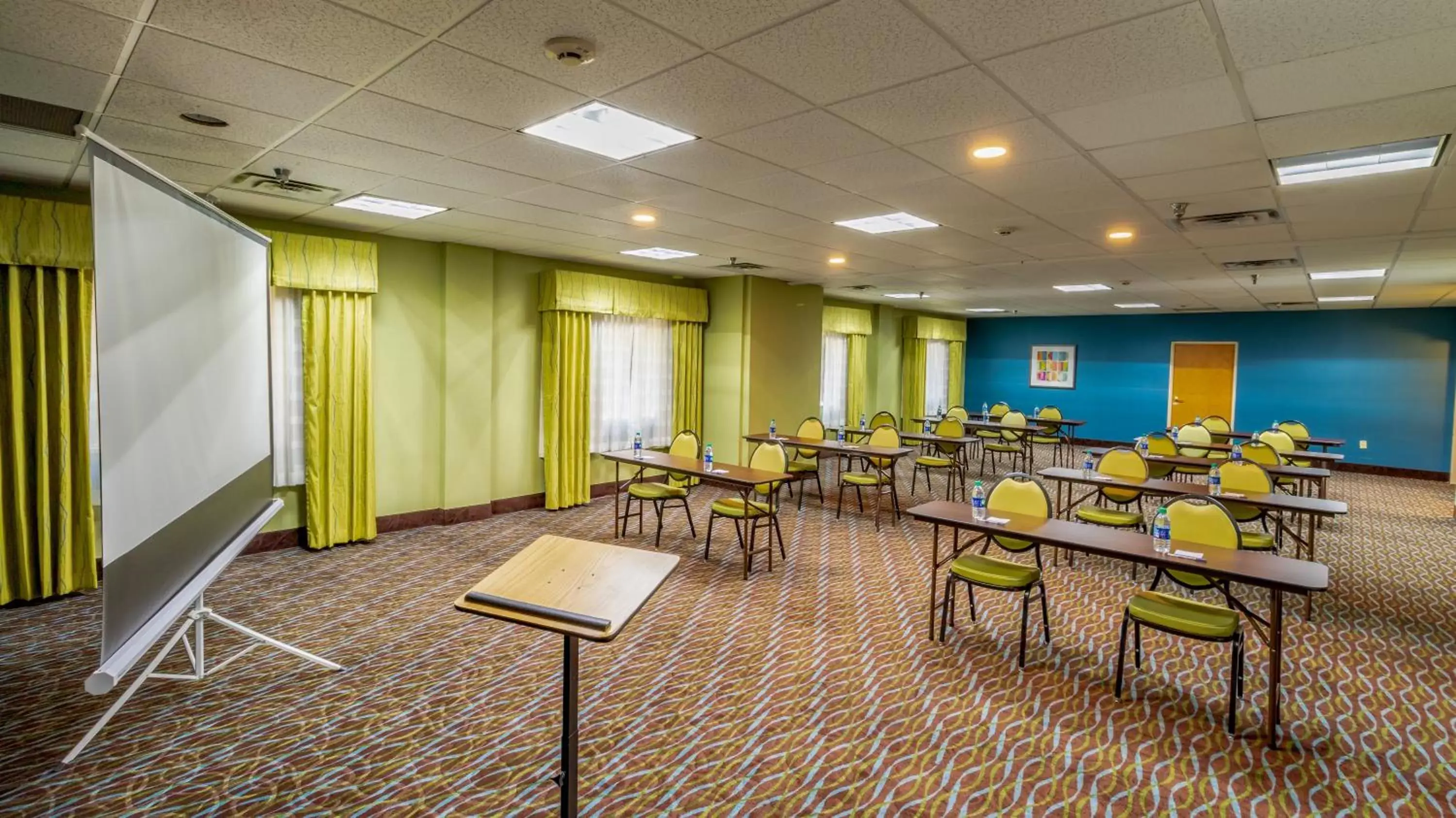 Meeting/conference room in Holiday Inn Express Birmingham Irondale East, an IHG Hotel