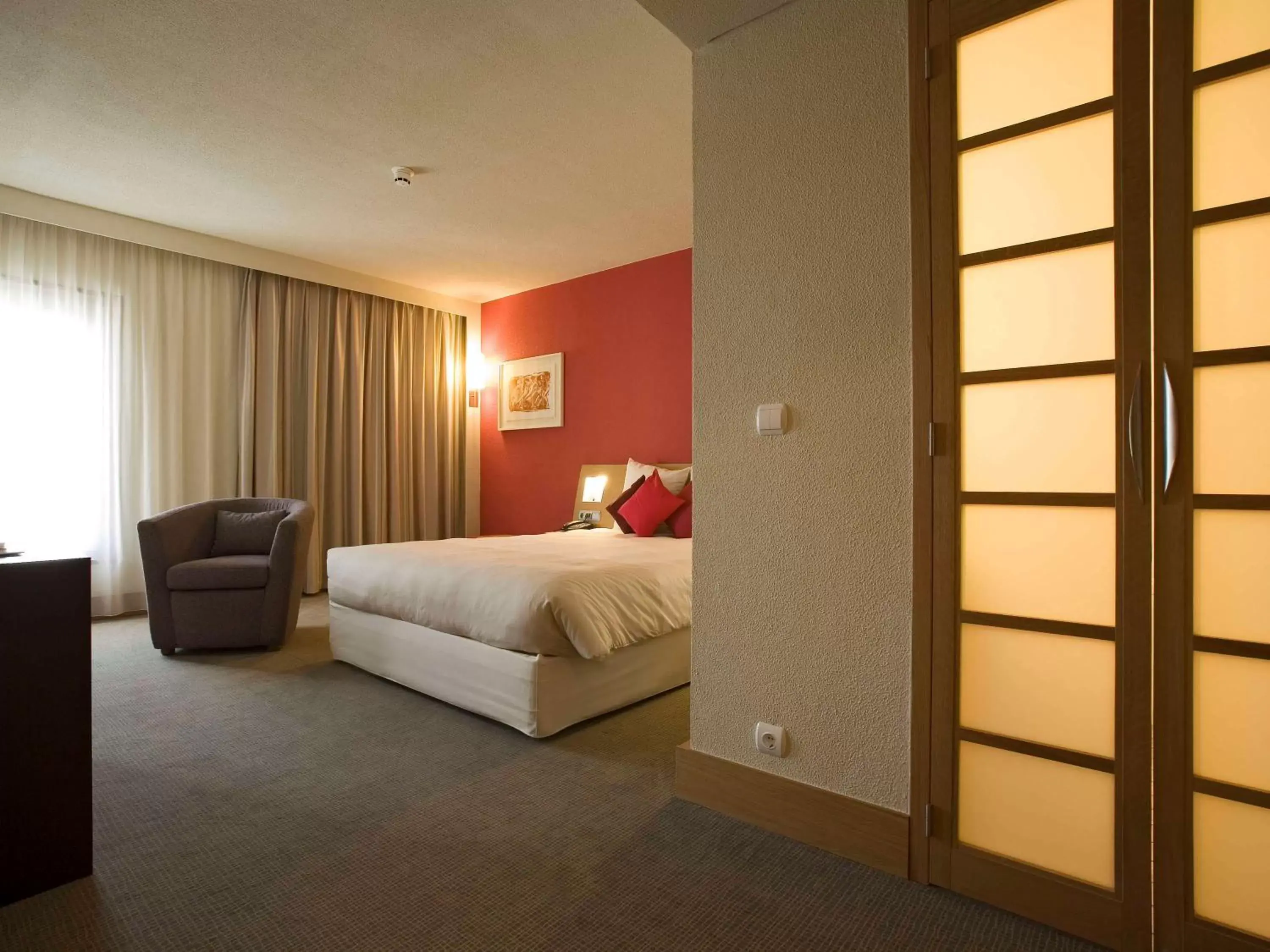Photo of the whole room, Bed in Novotel Lisboa