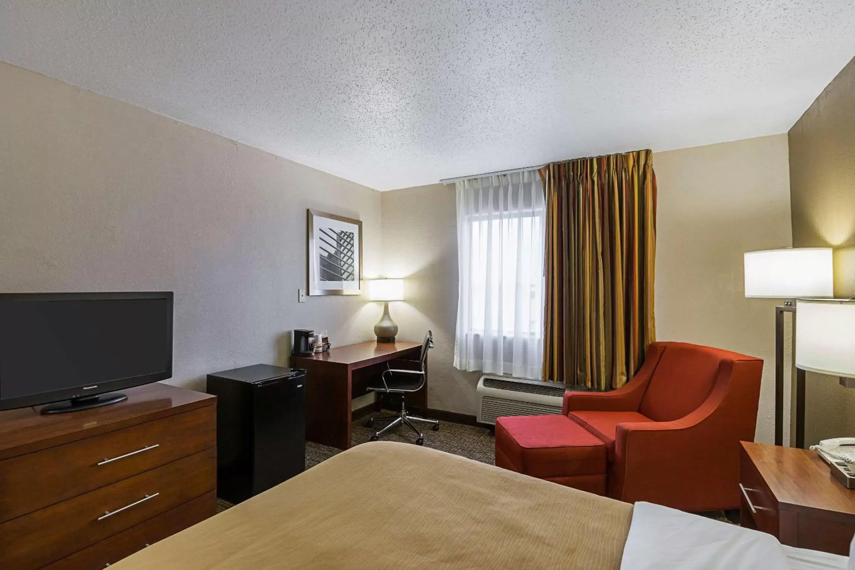 Photo of the whole room, TV/Entertainment Center in Quality Inn Waverly