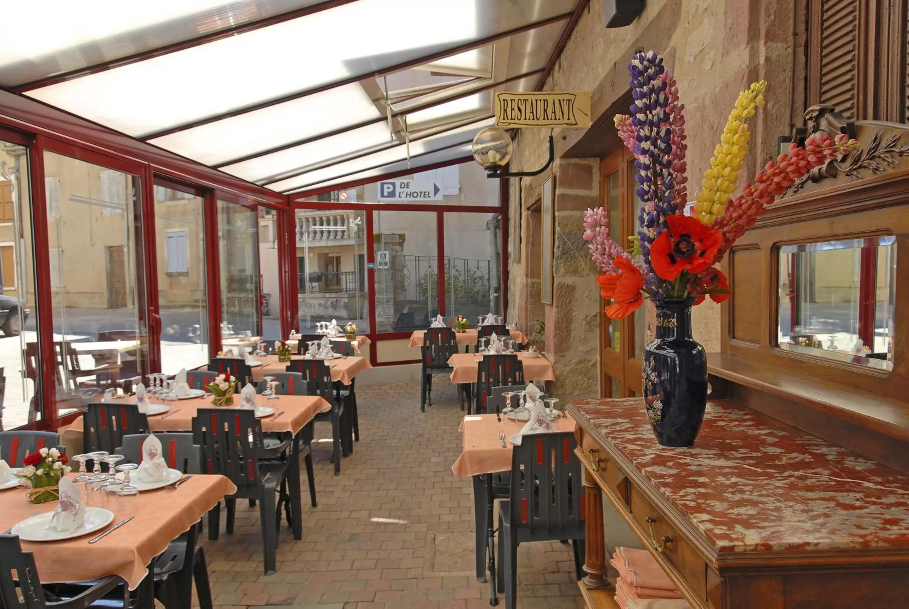 Patio in Hôtel Le Portalou