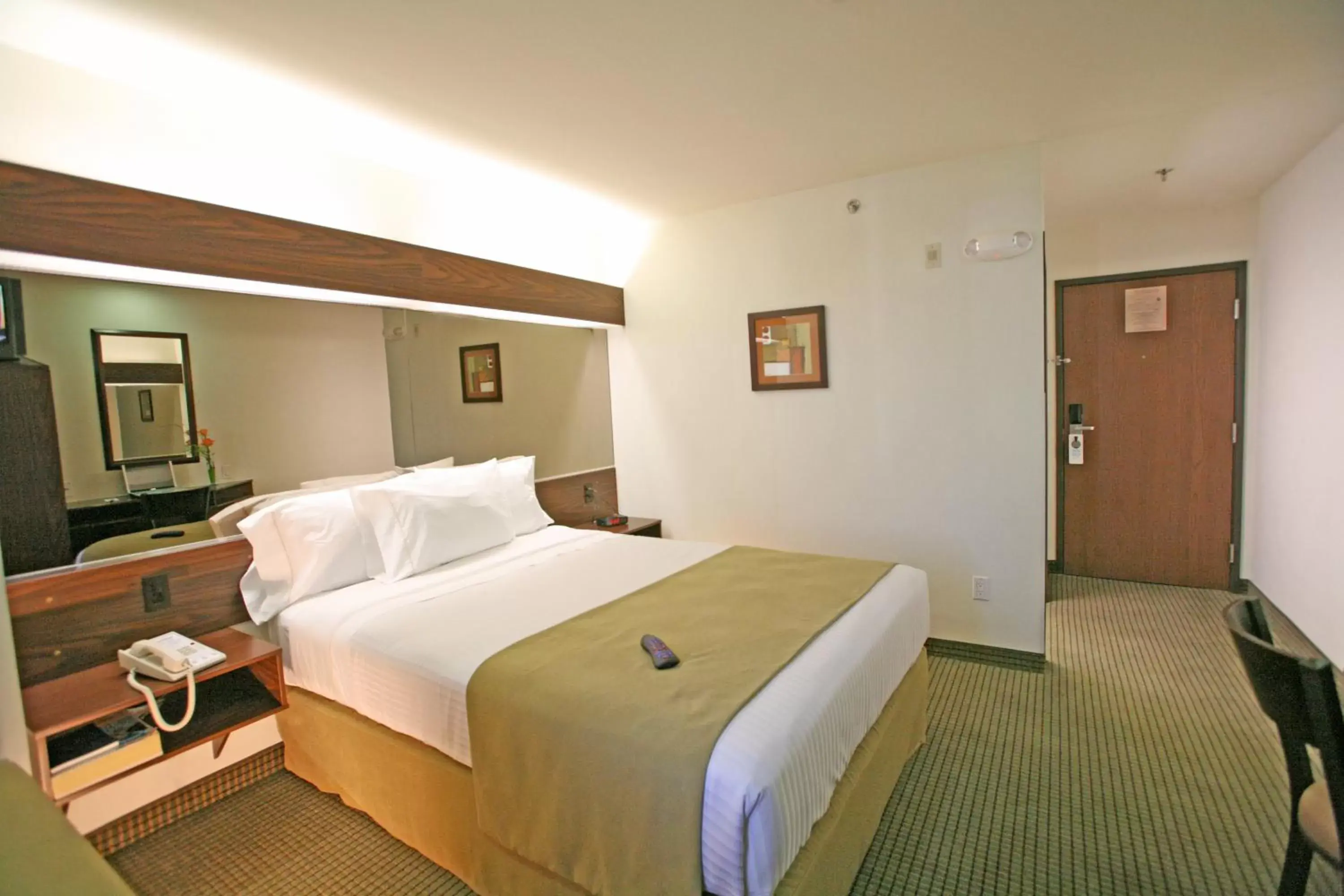 Photo of the whole room, Bed in Microtel Inn and Suites by Wyndham Ciudad Juarez, US Consulate