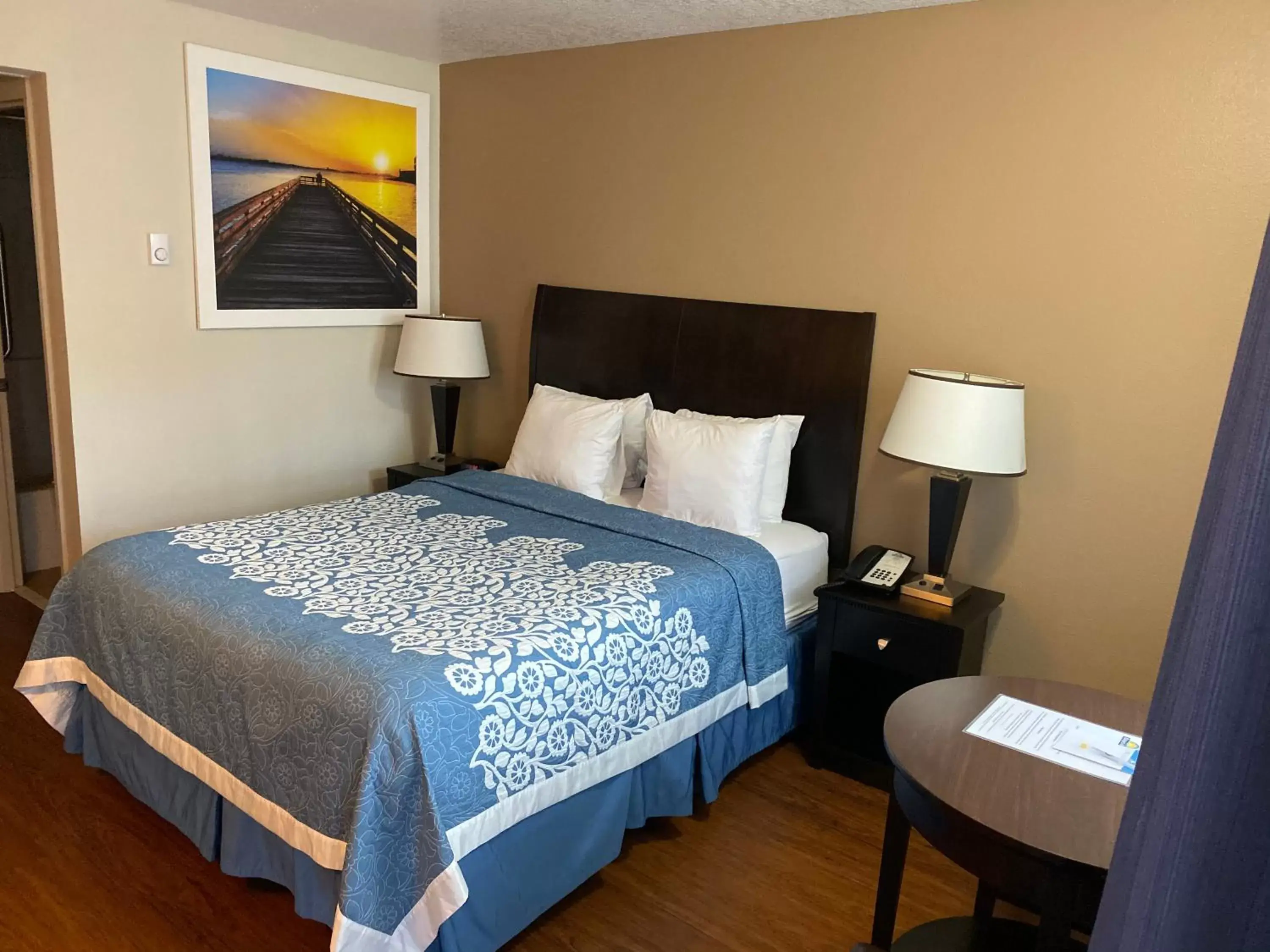Bed in Days Inn by Wyndham Newport OR Bed in Days Inn by Wyndham Newport OR