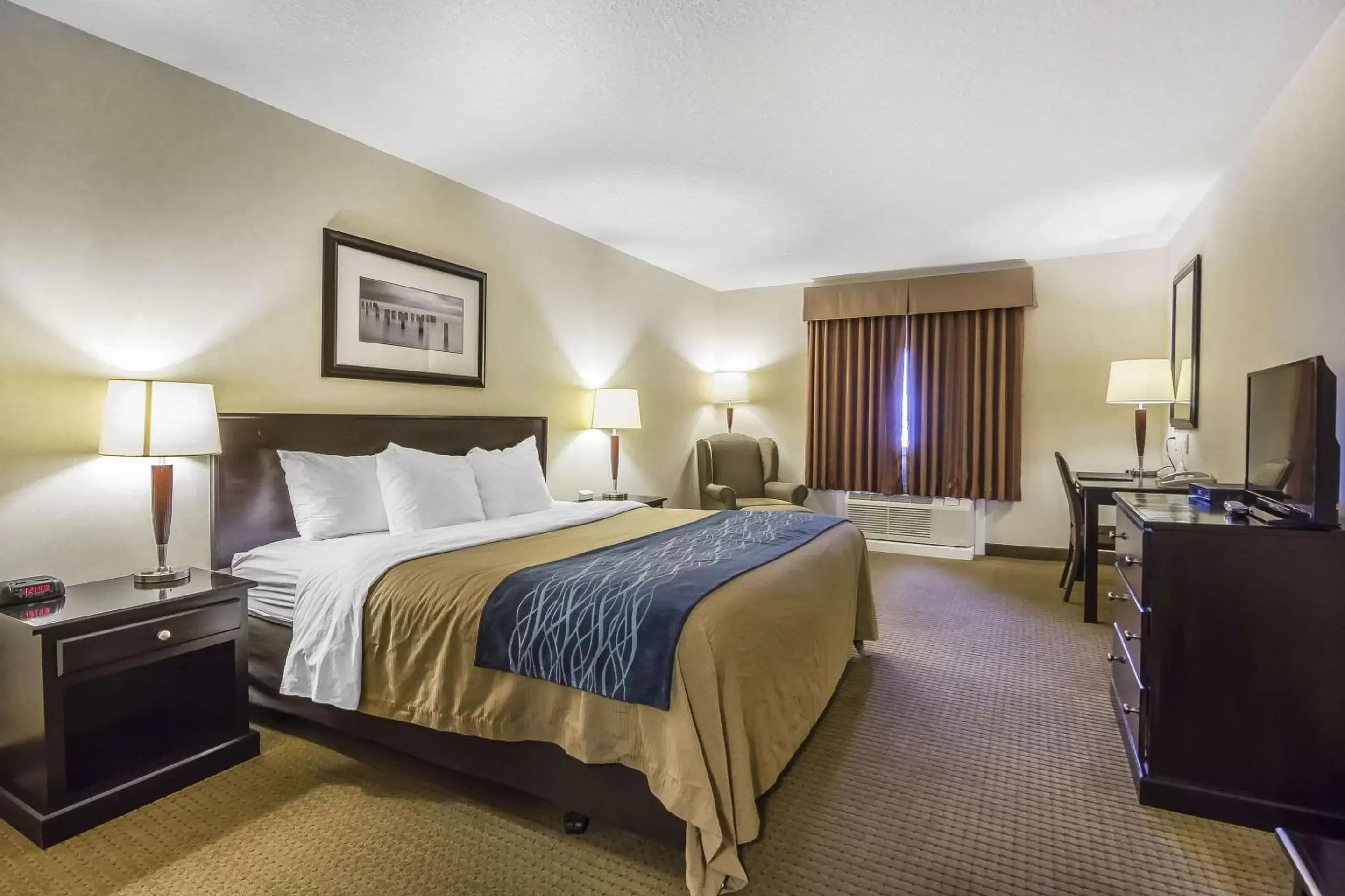 Photo of the whole room, Bed in Comfort Inn & Suites Edson