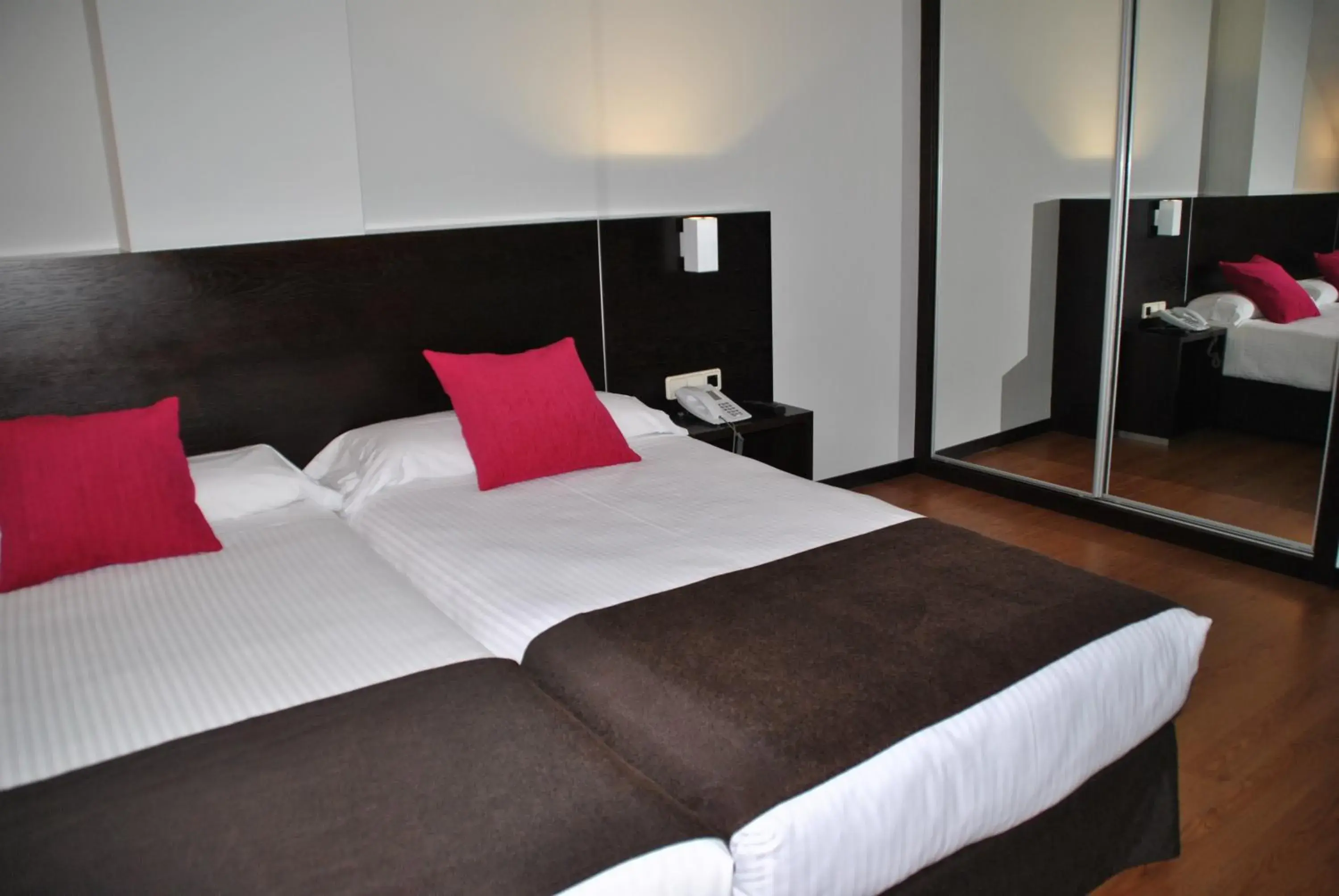 Superior Twin Room in Hotel Junquera Superior Twin Room in Hotel Junquera