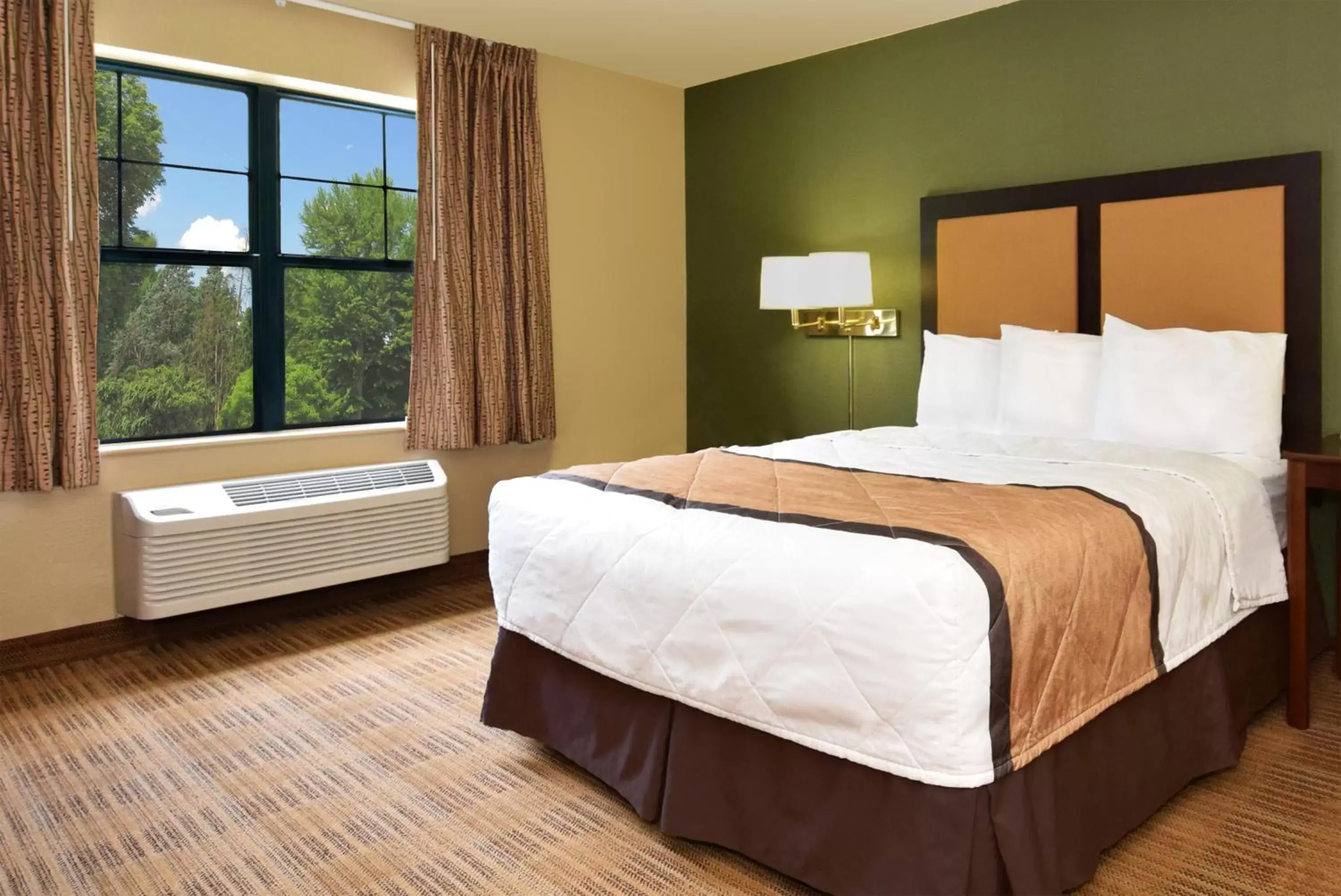 Bed in Extended Stay America Suites - San Jose - Edenvale - South