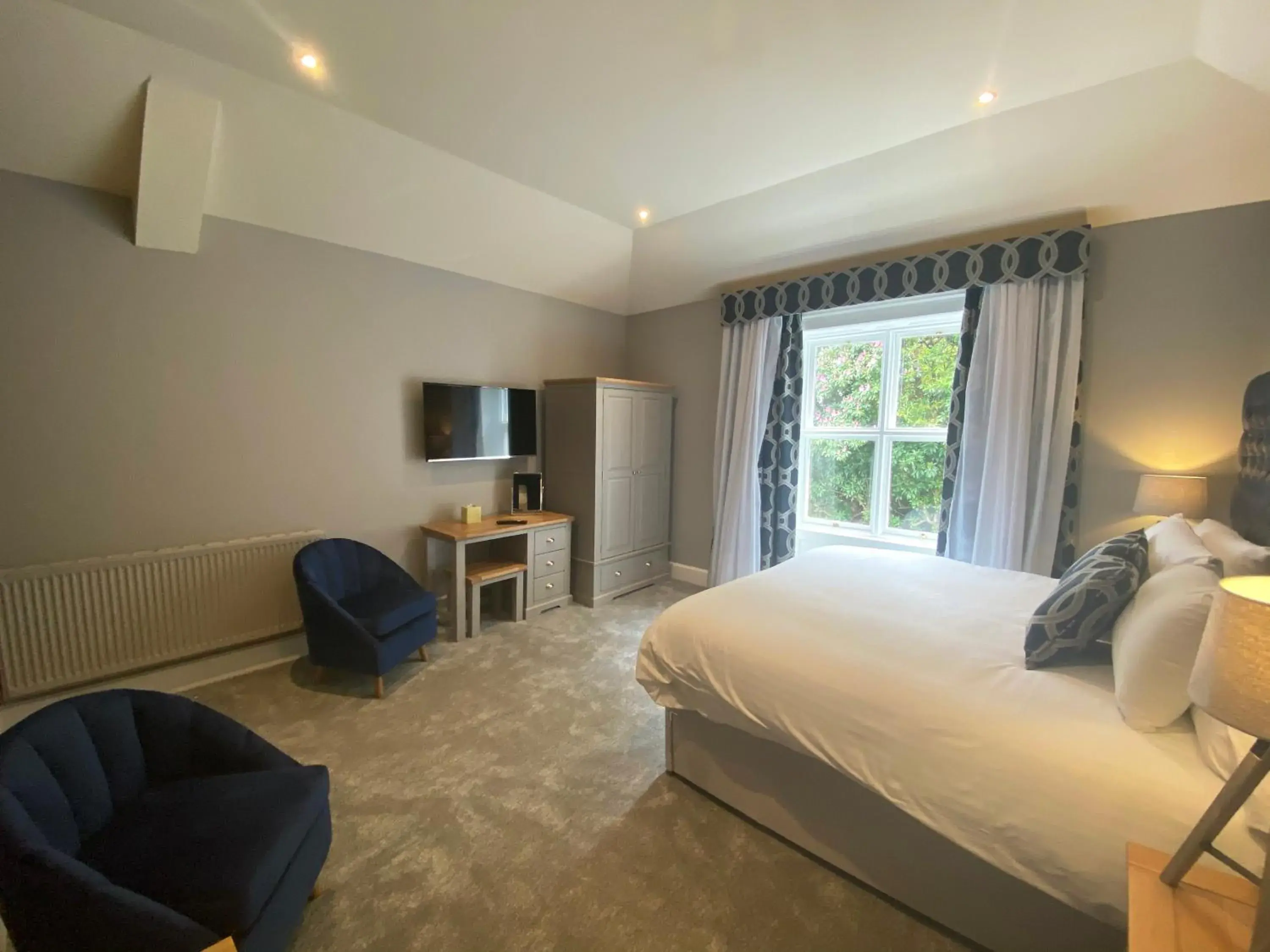 Bedroom, TV/Entertainment Center in Aberdunant Hall Country Hotel