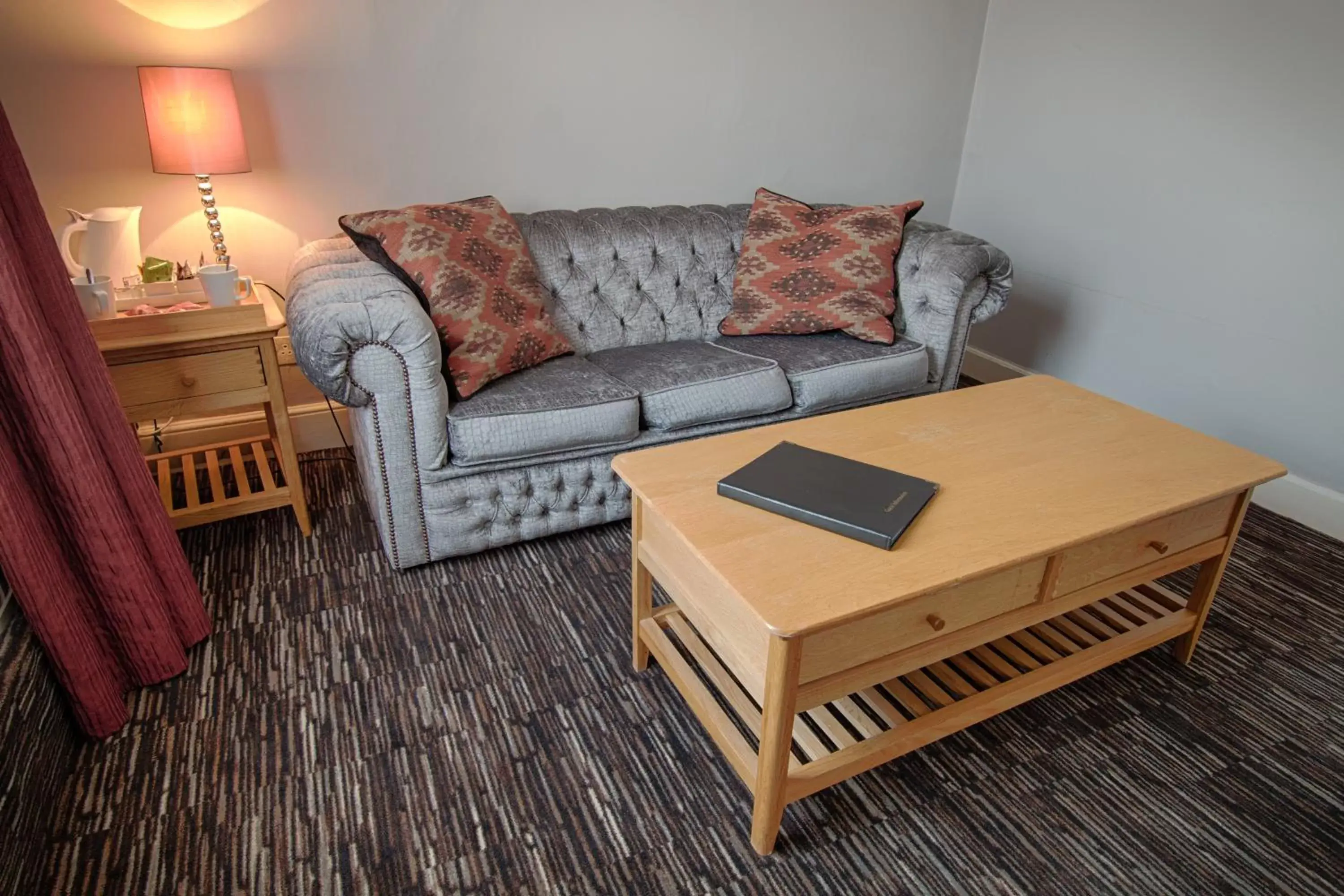 Bedroom, Seating Area in The Saracens Head Hotel