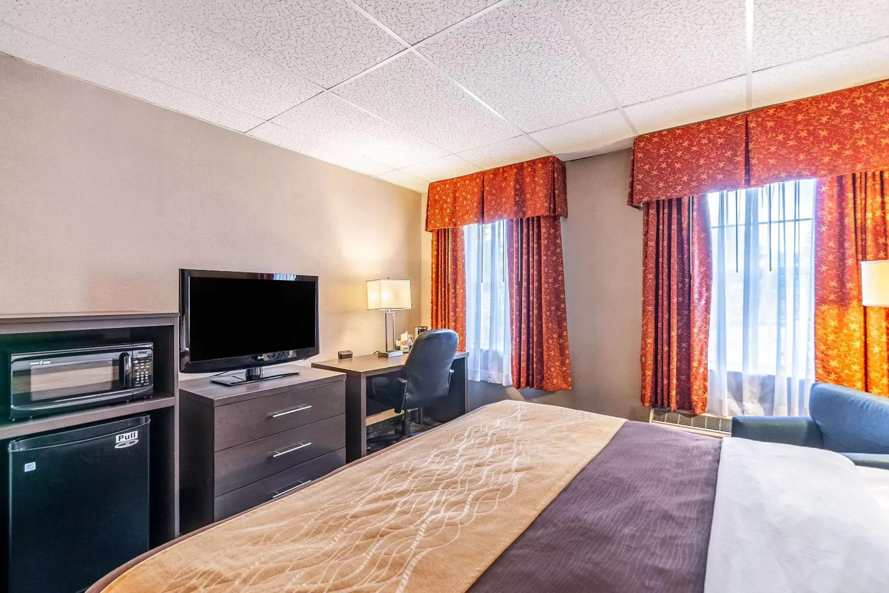 Photo of the whole room, TV/Entertainment Center in Comfort Inn Ballston