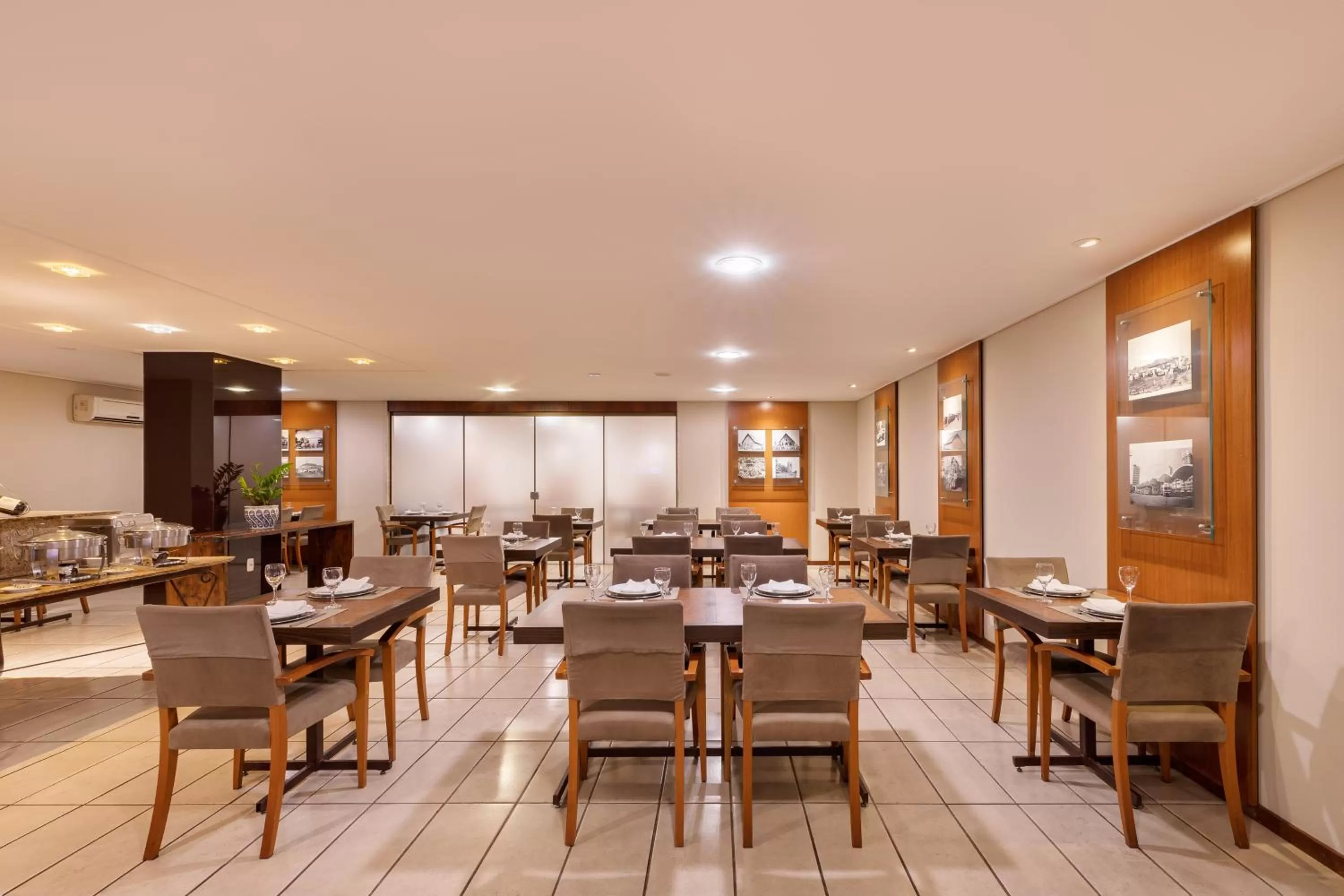 Restaurant/places to eat in Hotel Crystal