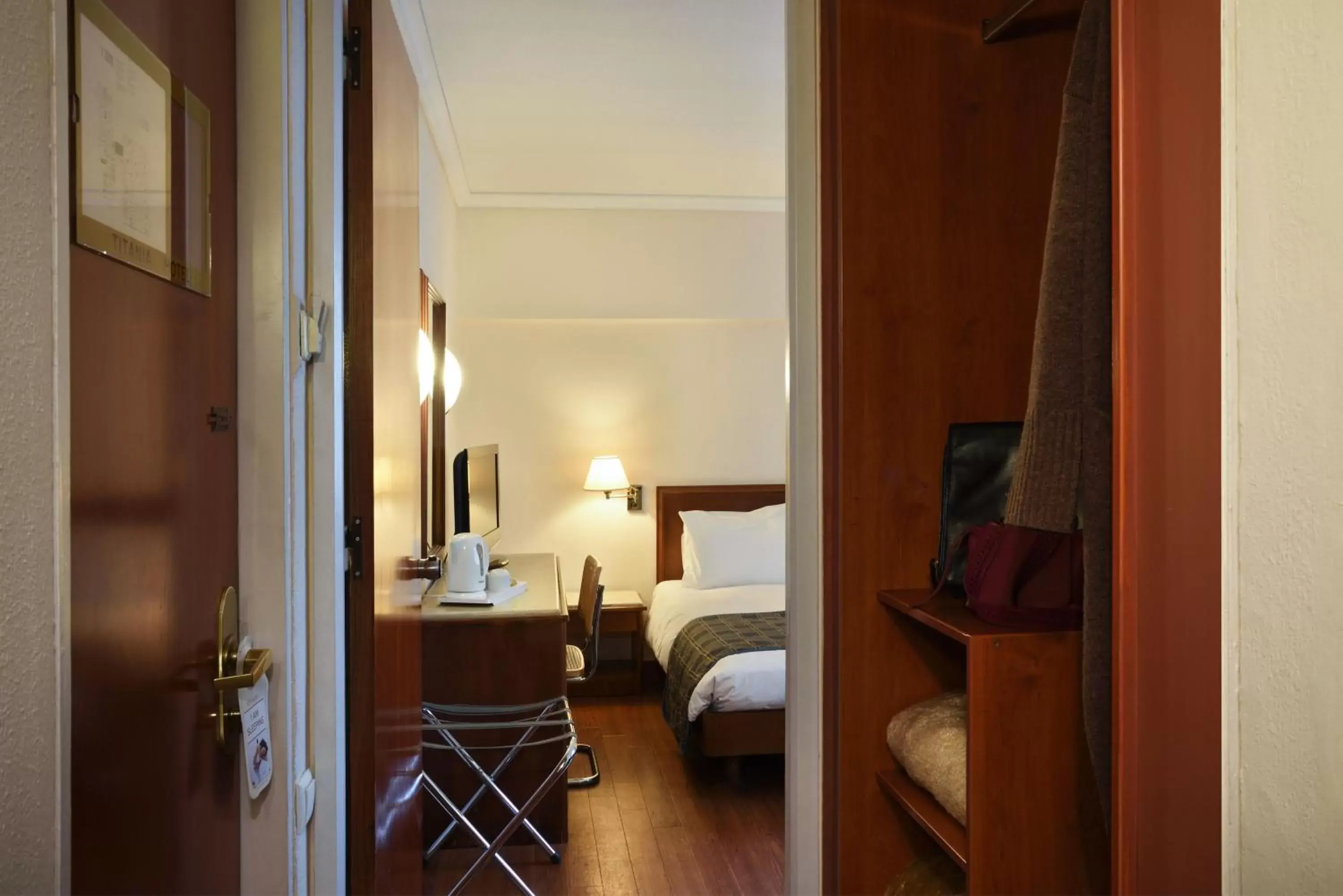 Bedroom, Bed in Titania Hotel