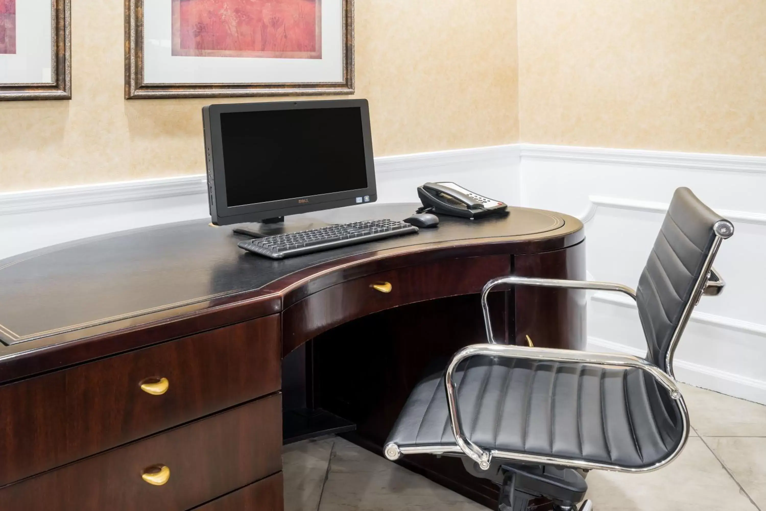 Business facilities in Howard Johnson by Wyndham Dalton