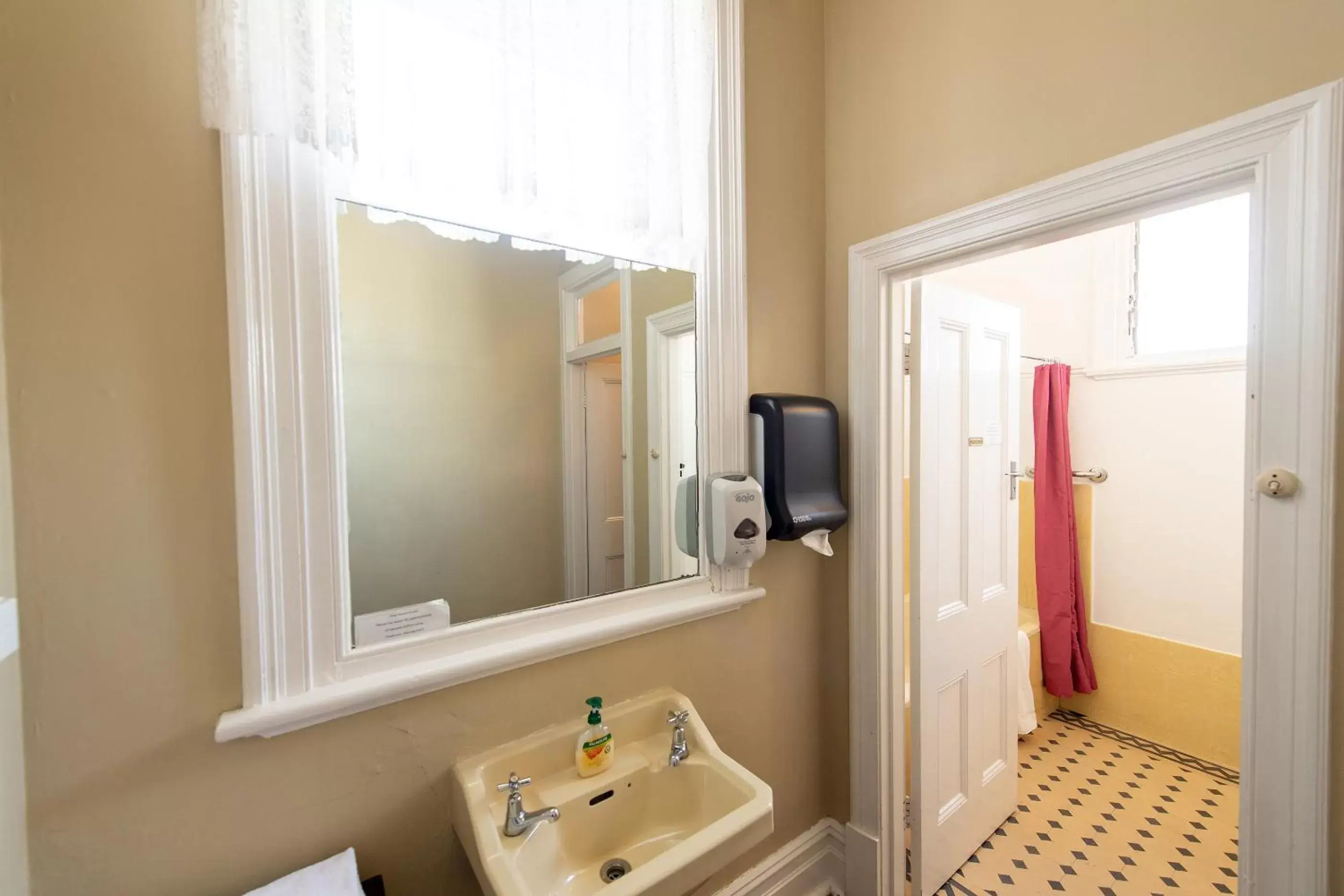 Bathroom in Anchorage Seafront Hotel