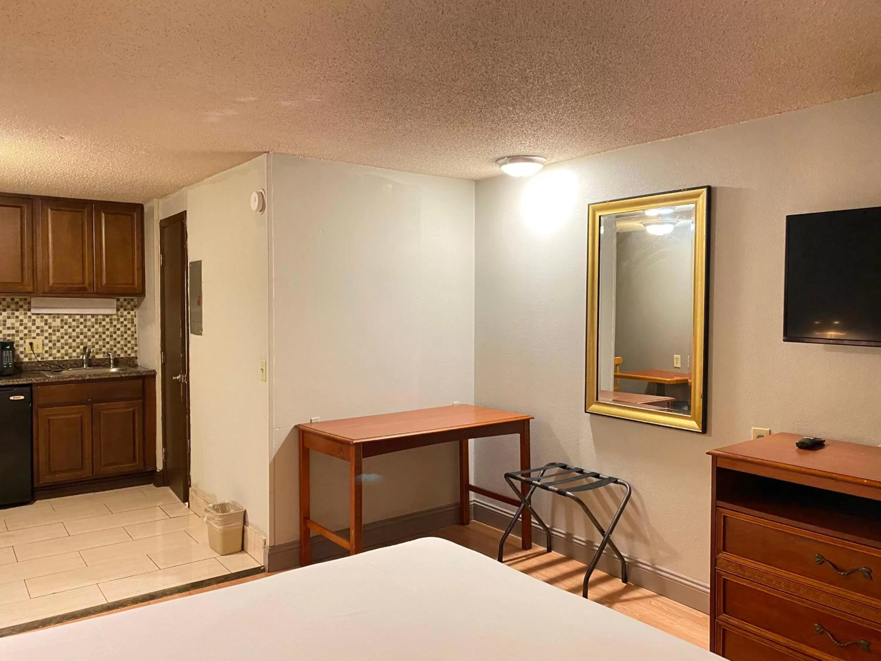 Kitchen or kitchenette, Bed in Travelodge by Wyndham Laurel Ft Meade Near NSA