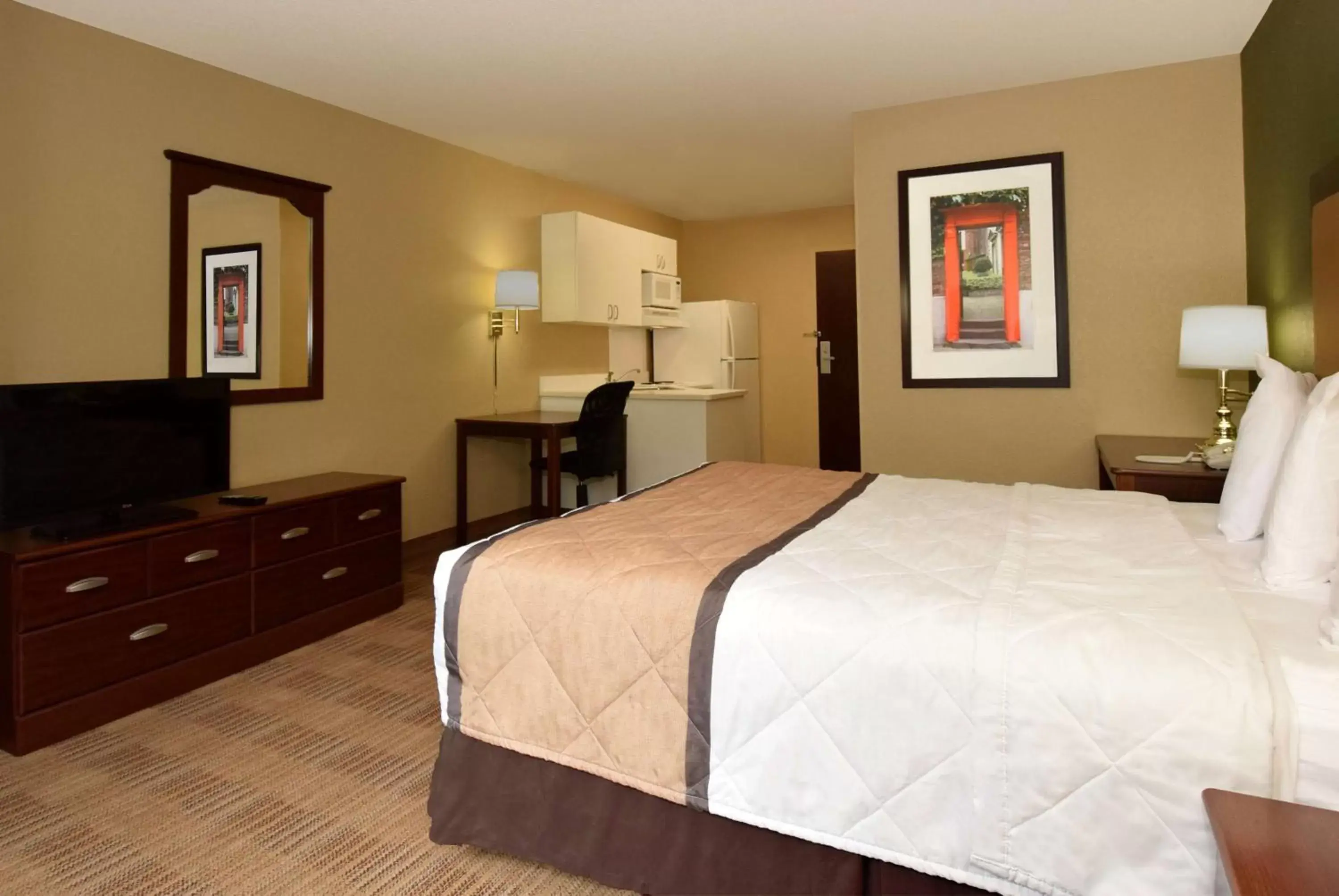 Bedroom, Bed in Extended Stay America Suites - Tacoma - South