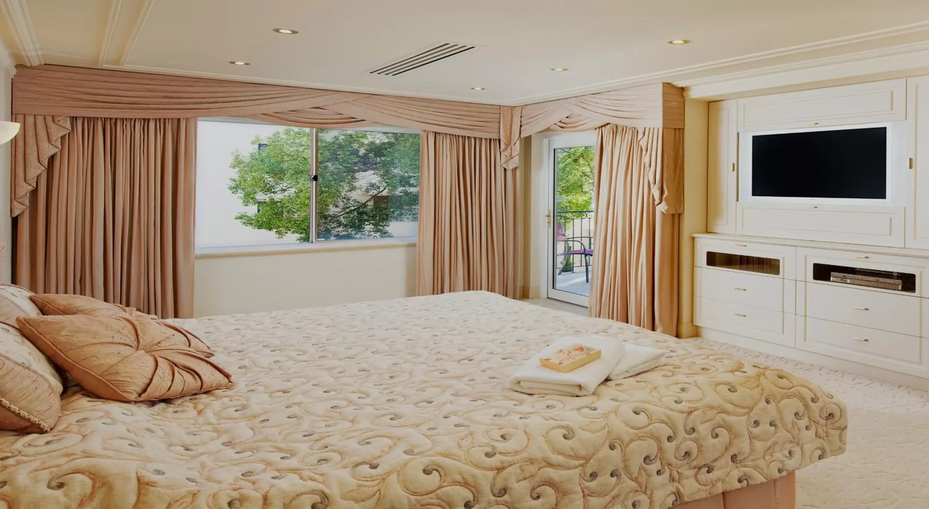 Bedroom, Bed in The Peninsula Riverside Serviced Apartments