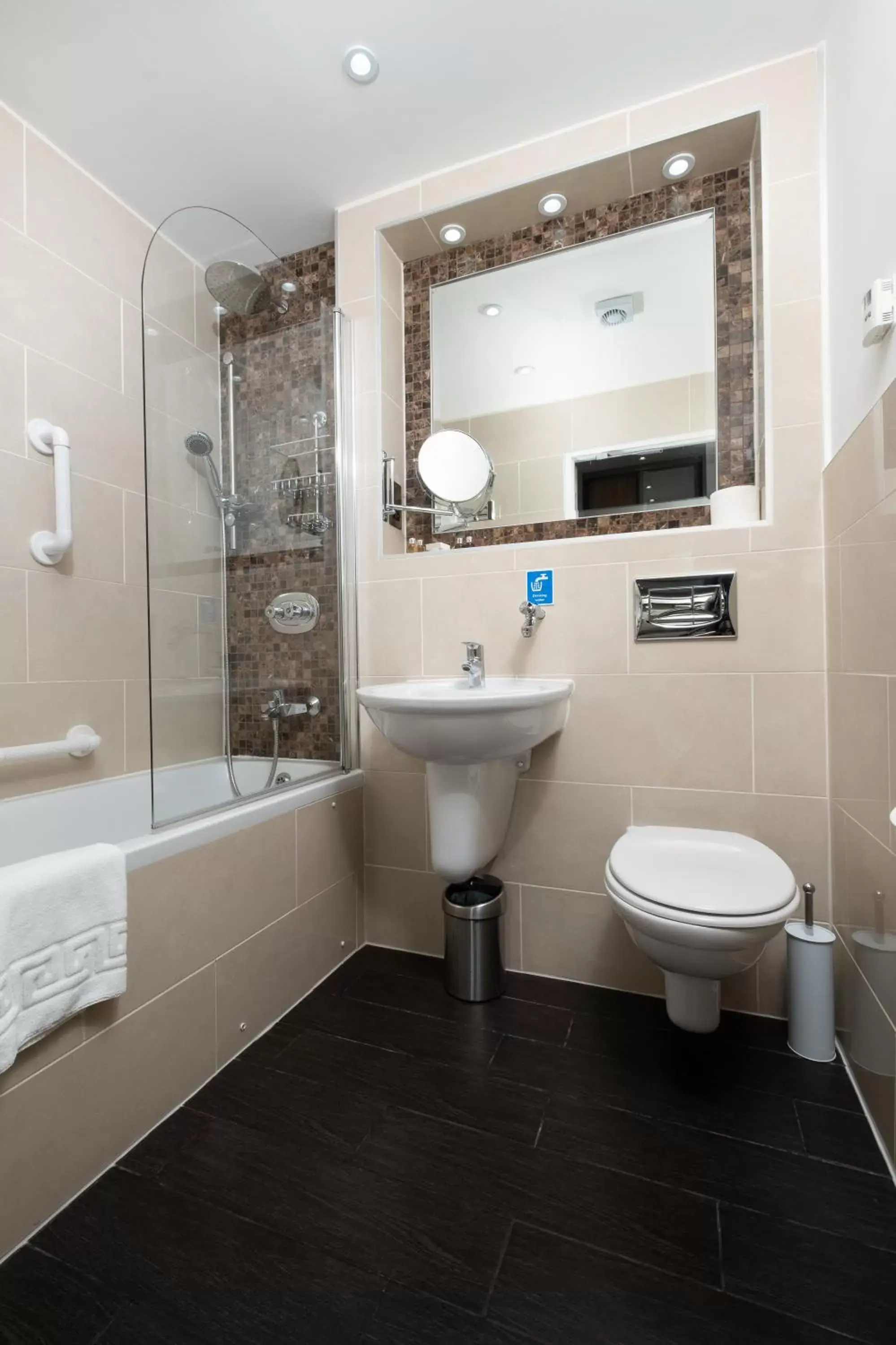 Bathroom in Roxford Lodge Hotel