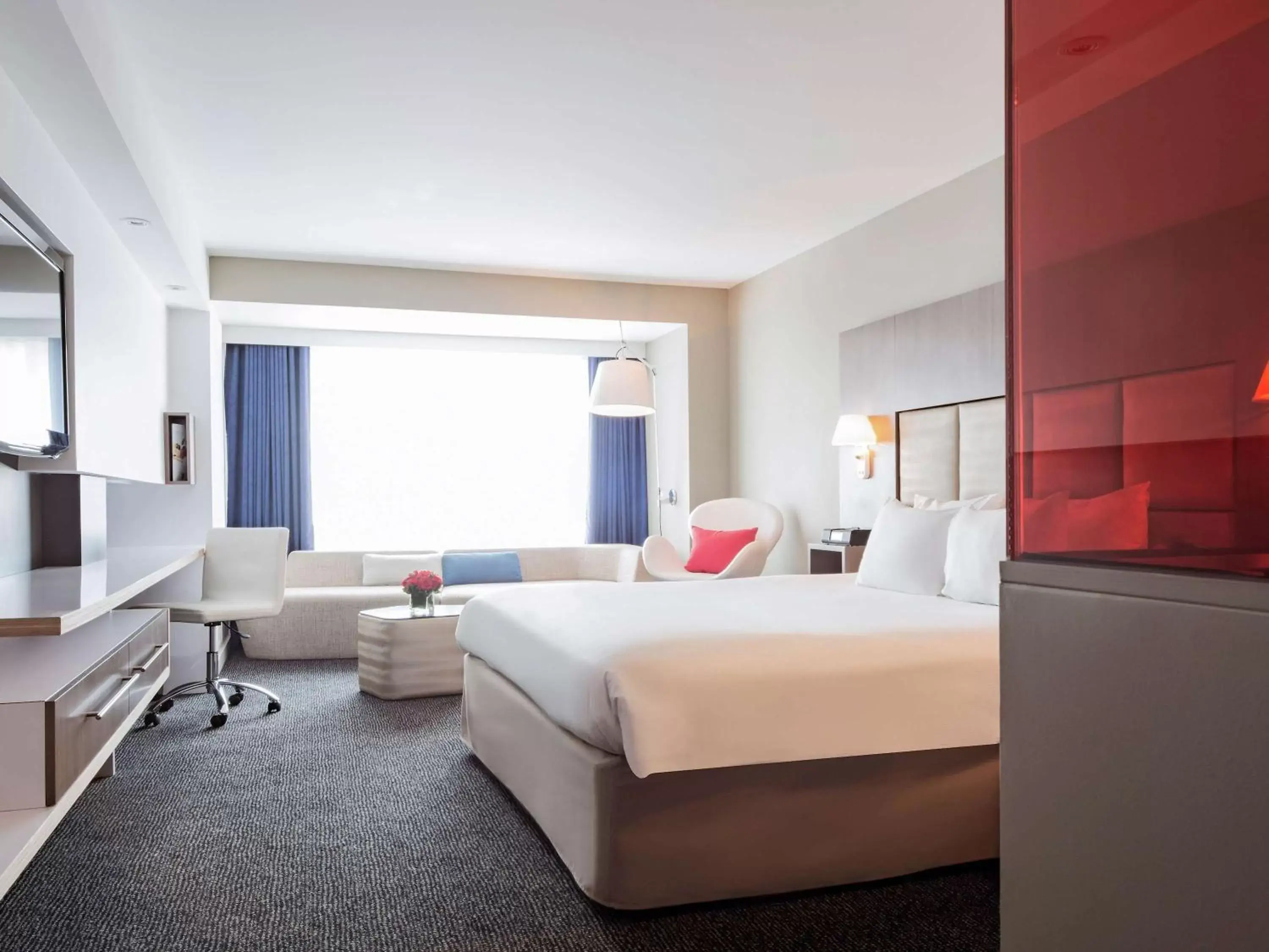 Photo of the whole room, Bed in Novotel Montreal Center