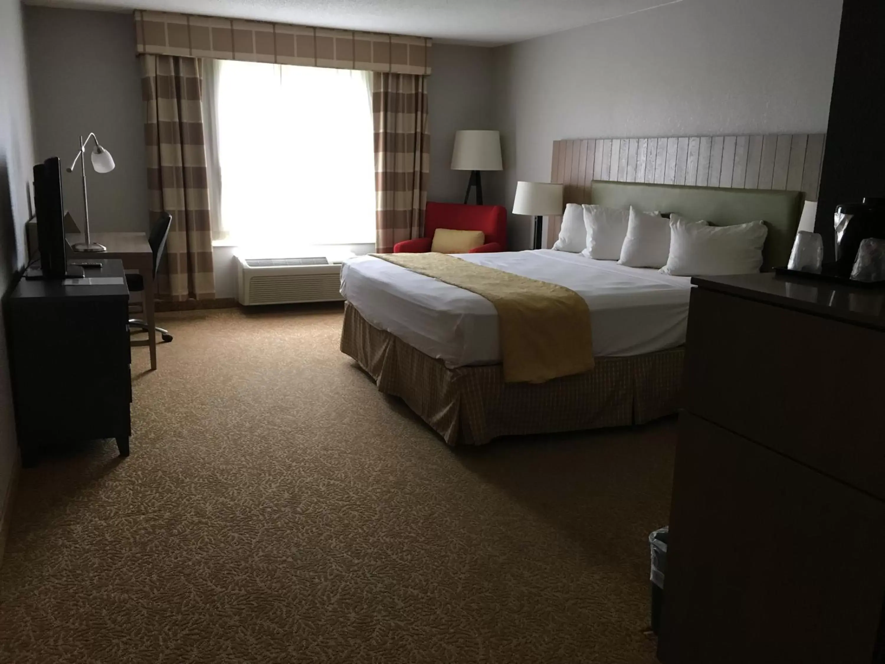 Bed in Country Inn & Suites by Radisson, Minneapolis/Shakopee, MN