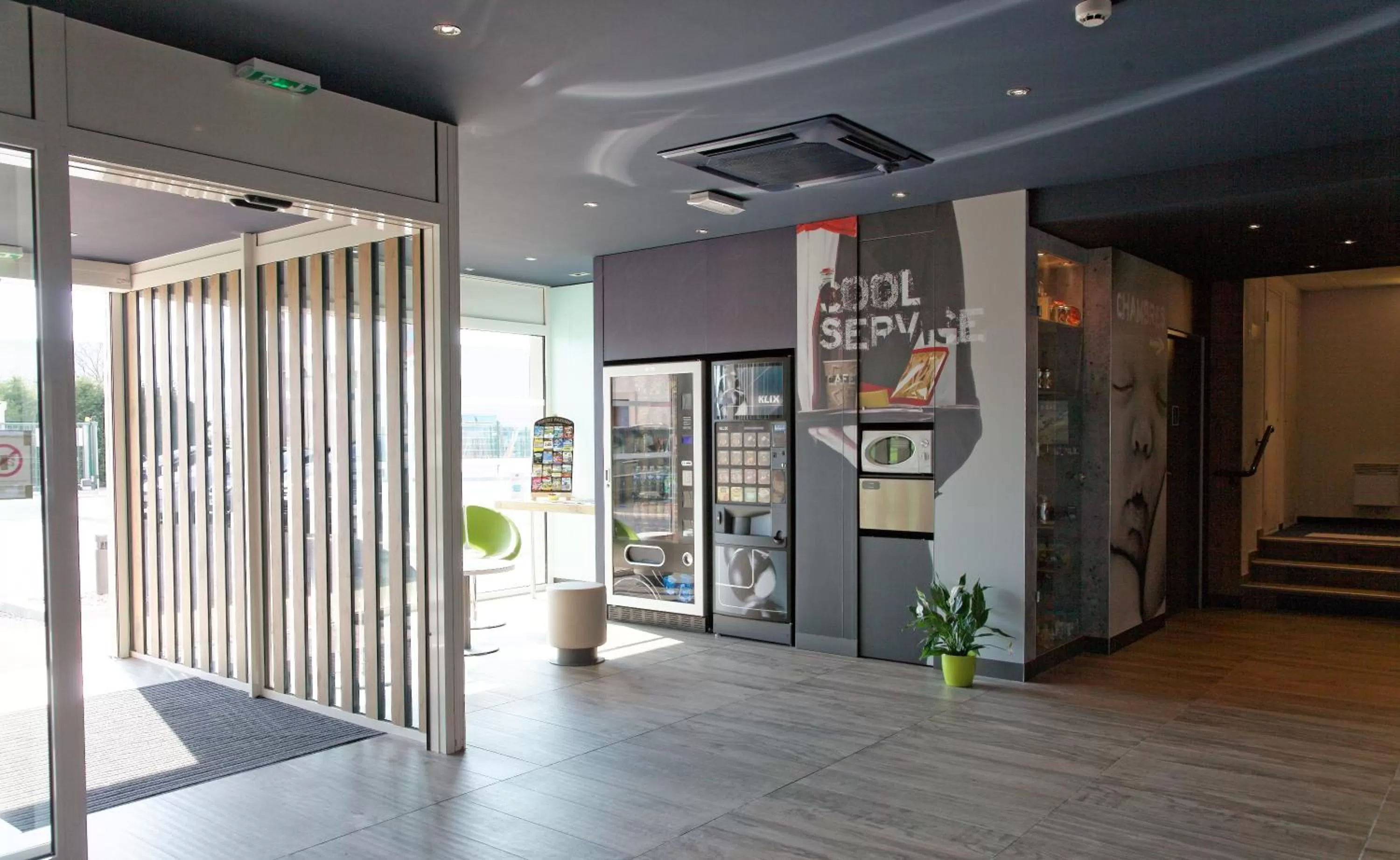 Lobby or reception in ibis budget Cherbourg - La Glacerie