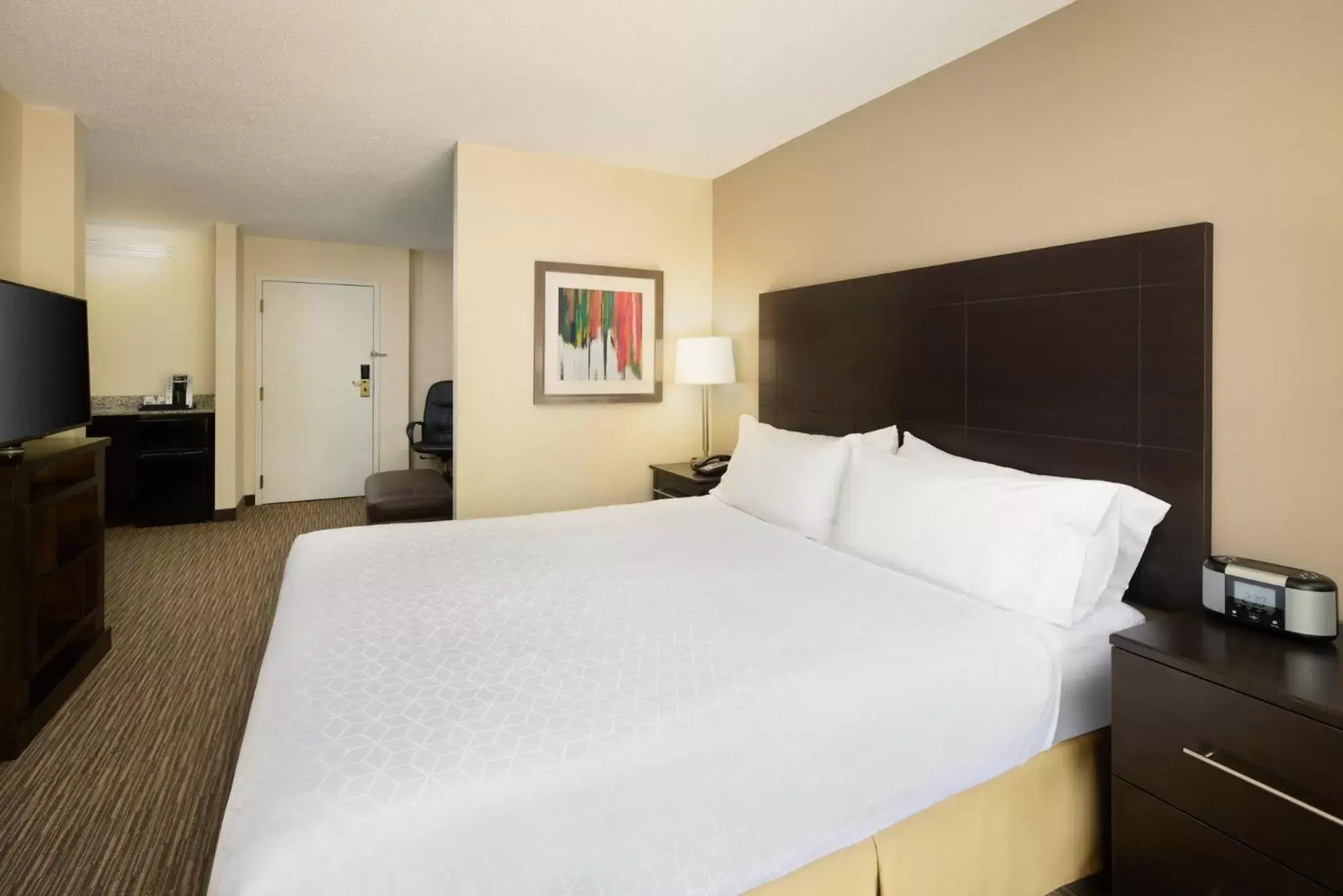 Bed in Holiday Inn Express & Suites Alpharetta, an IHG Hotel