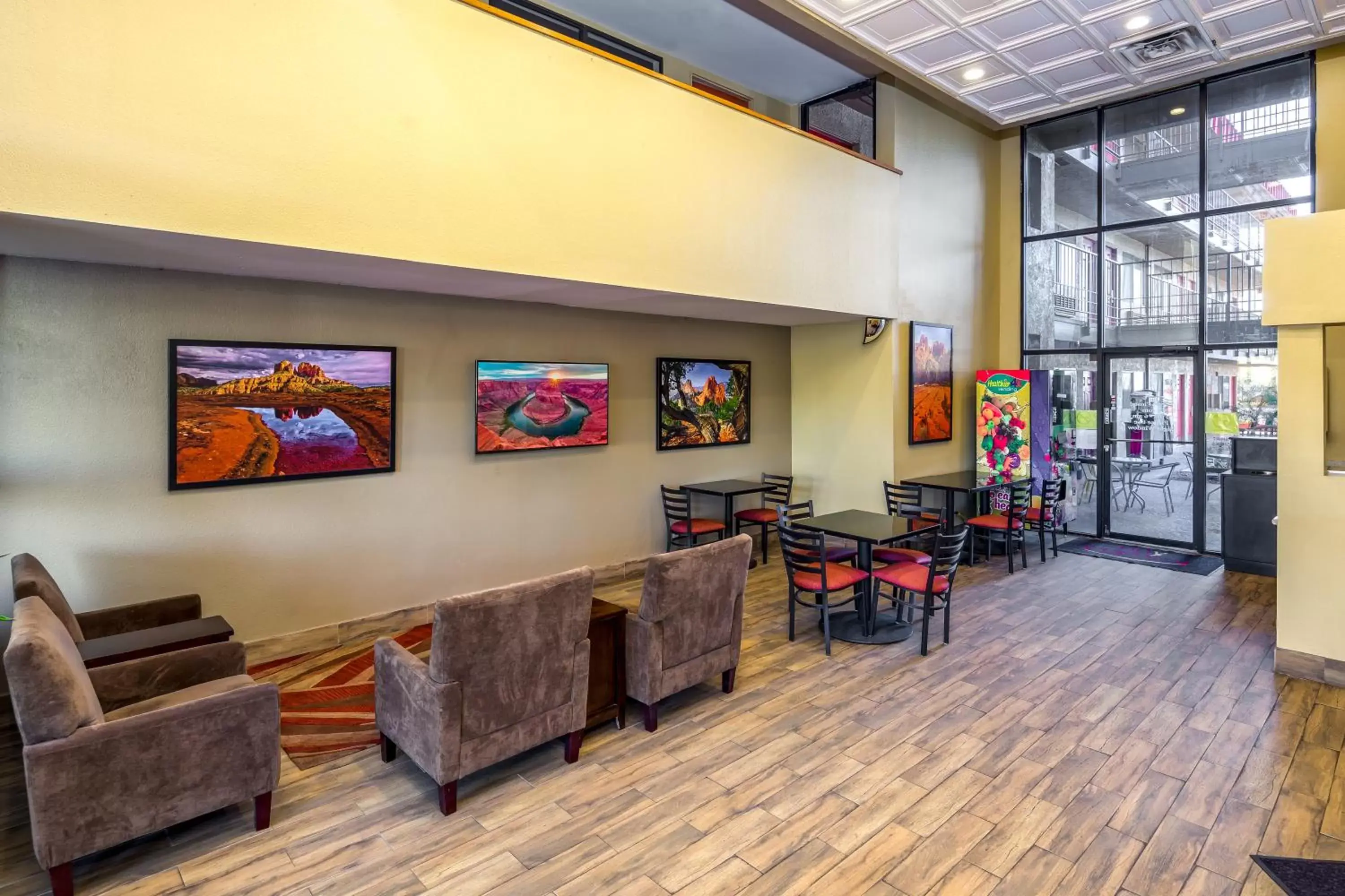 Lobby or reception, Restaurant/Places to Eat in Travelers Inn - Phoenix