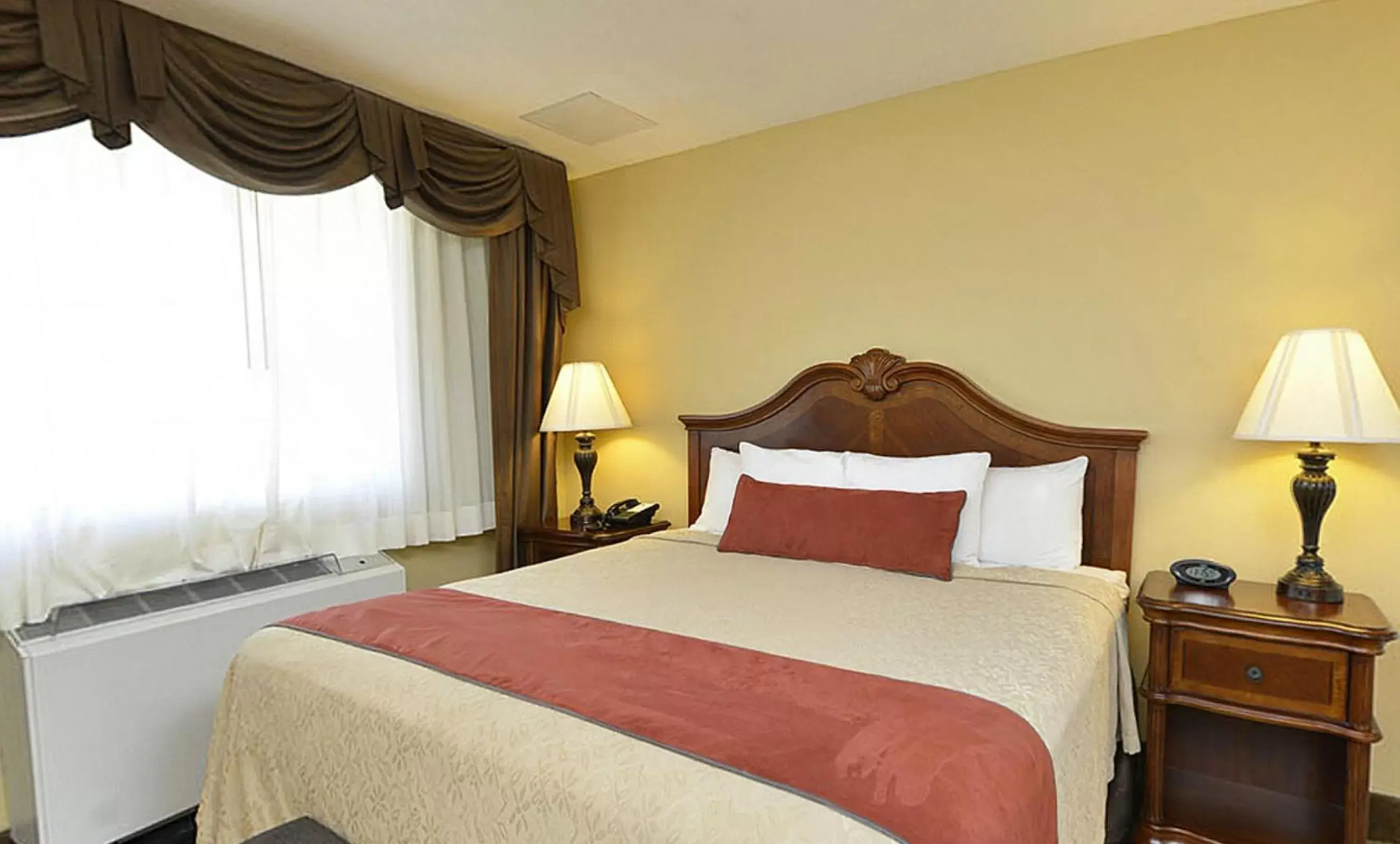King Room with Bath Tub - Disability Access in Best Western Plus Dubuque Hotel and Conference Center