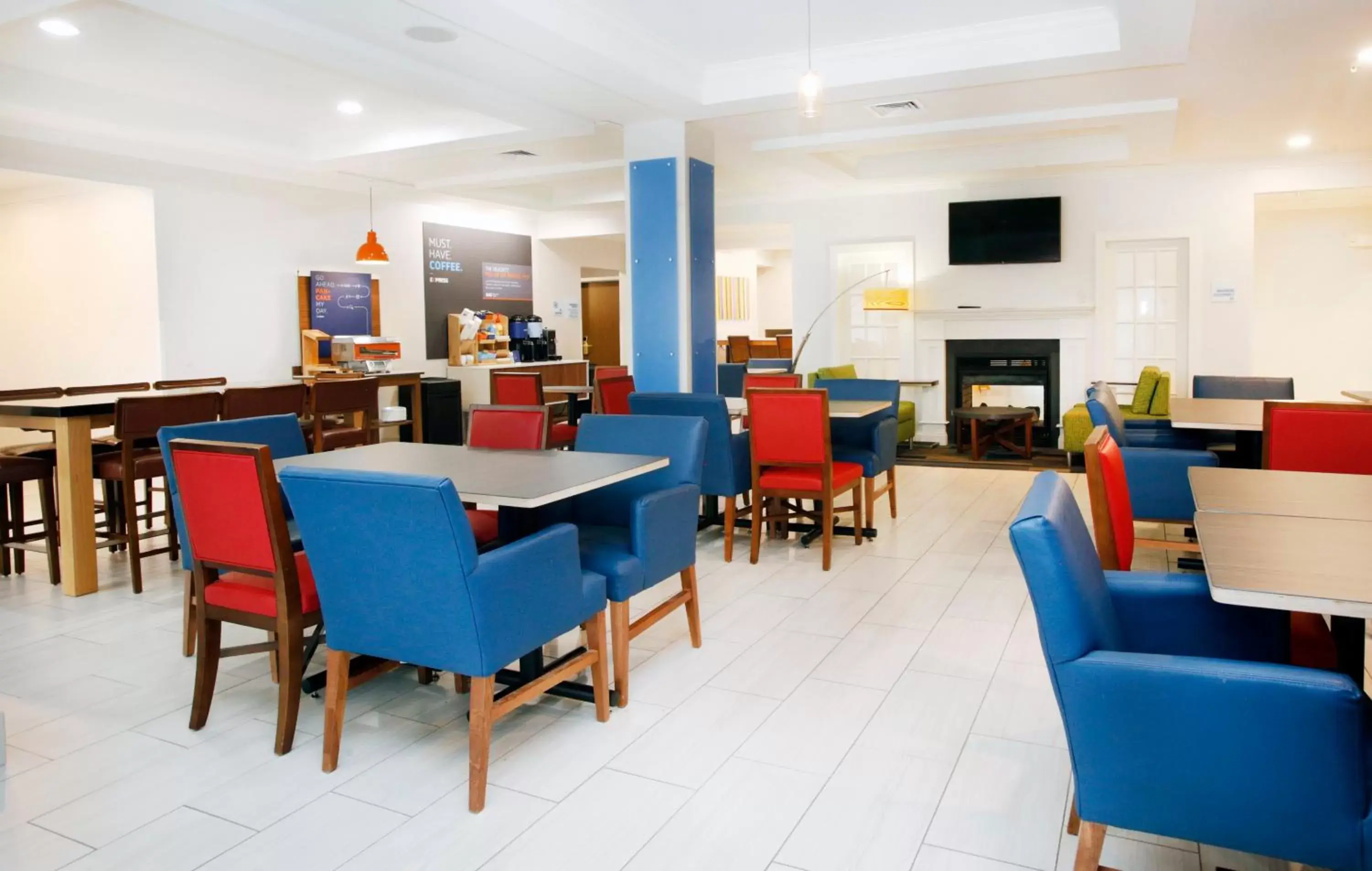 Breakfast, Restaurant/Places to Eat in Holiday Inn Express Hotel & Suites Bethlehem Airport/Allentown area, an IHG Hotel