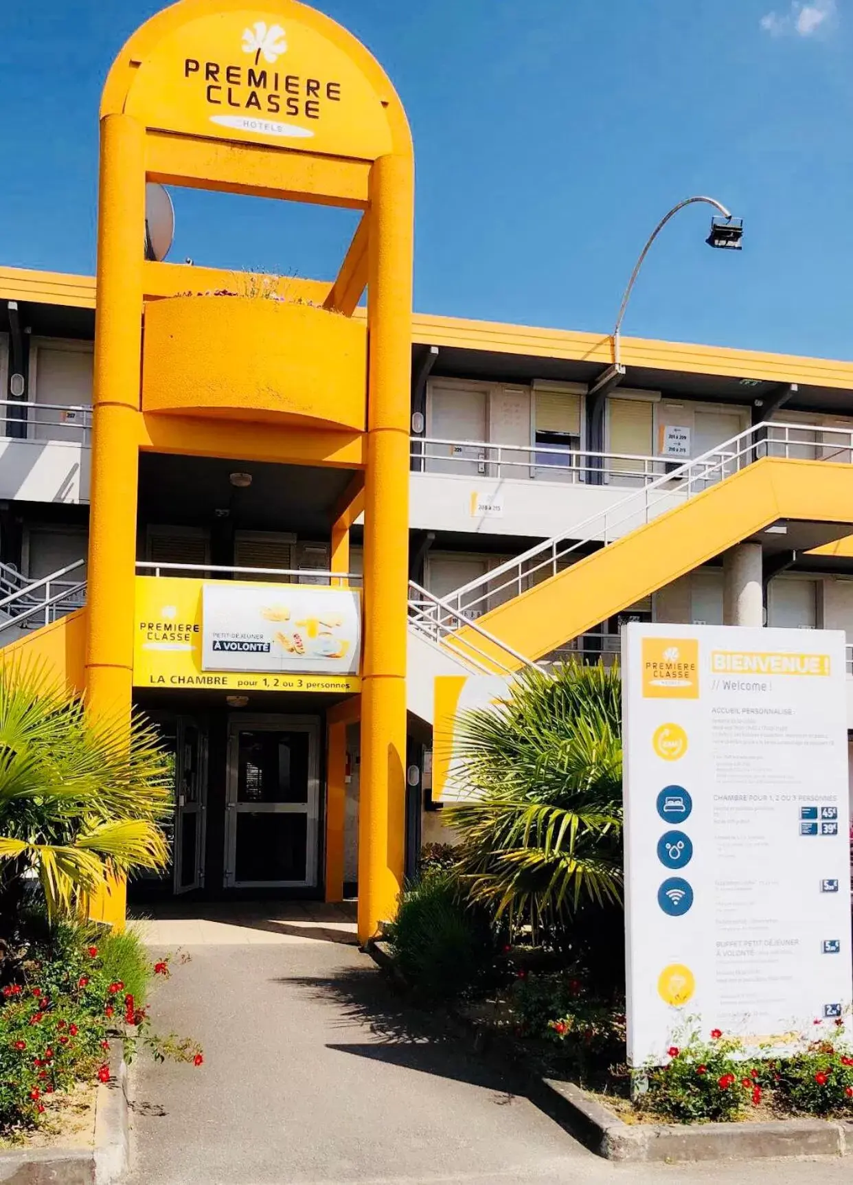 Facade/entrance, Property Building in Premiere Classe Angoulême La Couronne