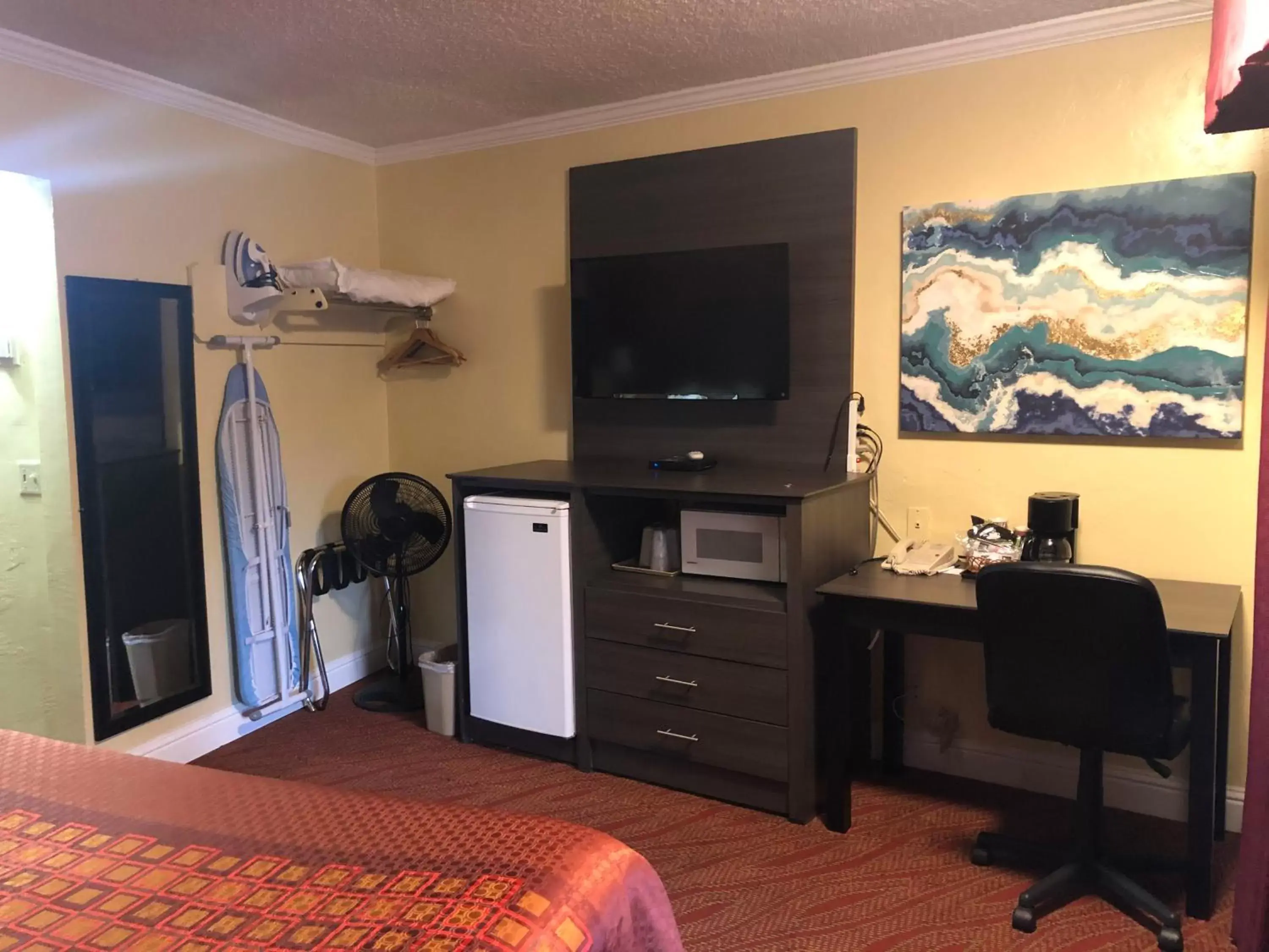 TV and multimedia, TV/Entertainment Center in Americas Best Value Presidents Inn on Munras