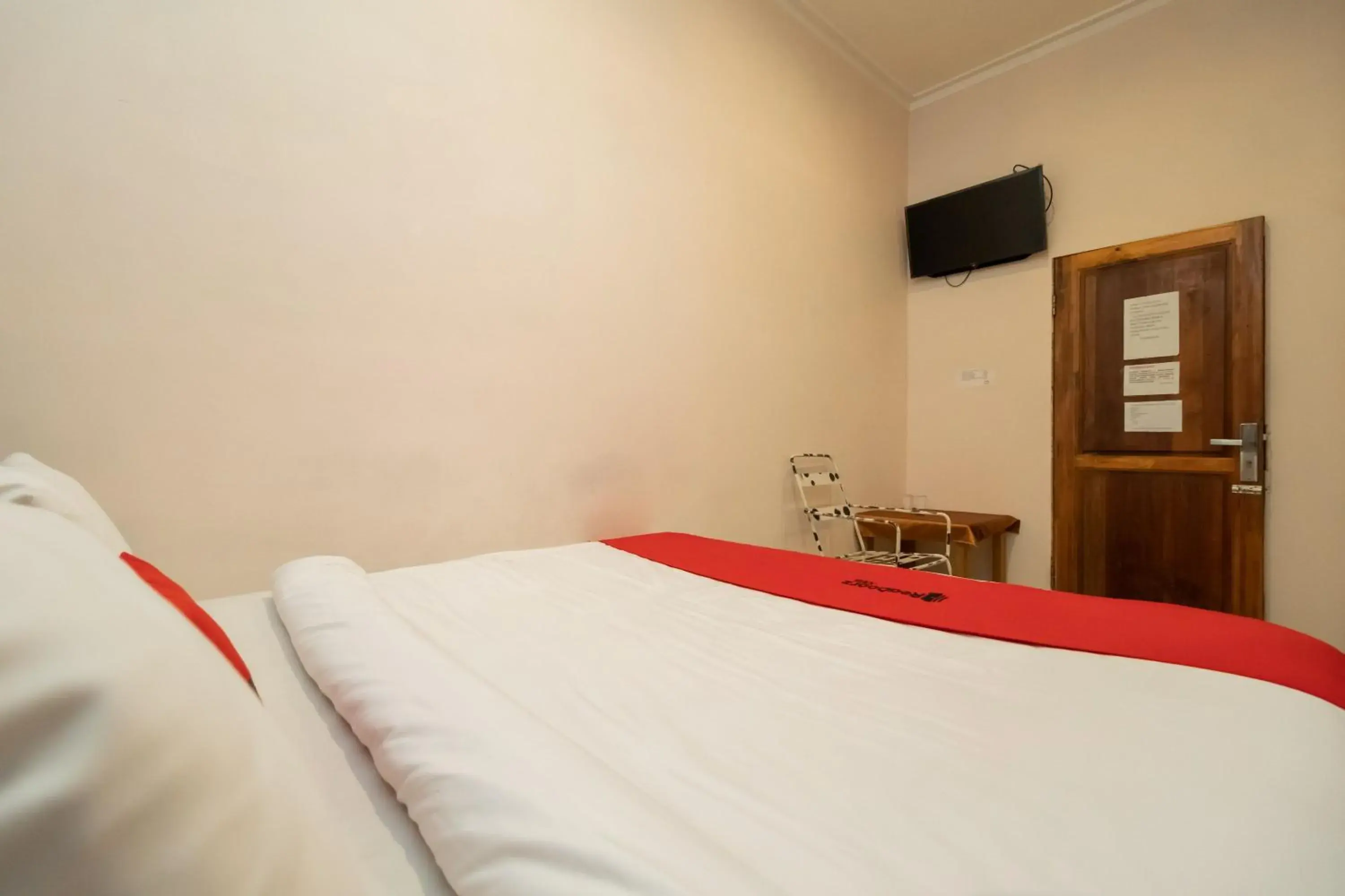 Bedroom, Bed in RedDoorz At Fella Homestay Medan