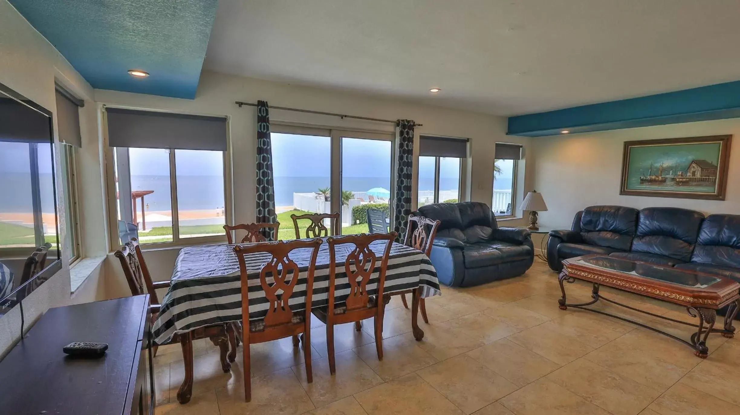 Living room, Seating Area in Driftwood Beach Motel