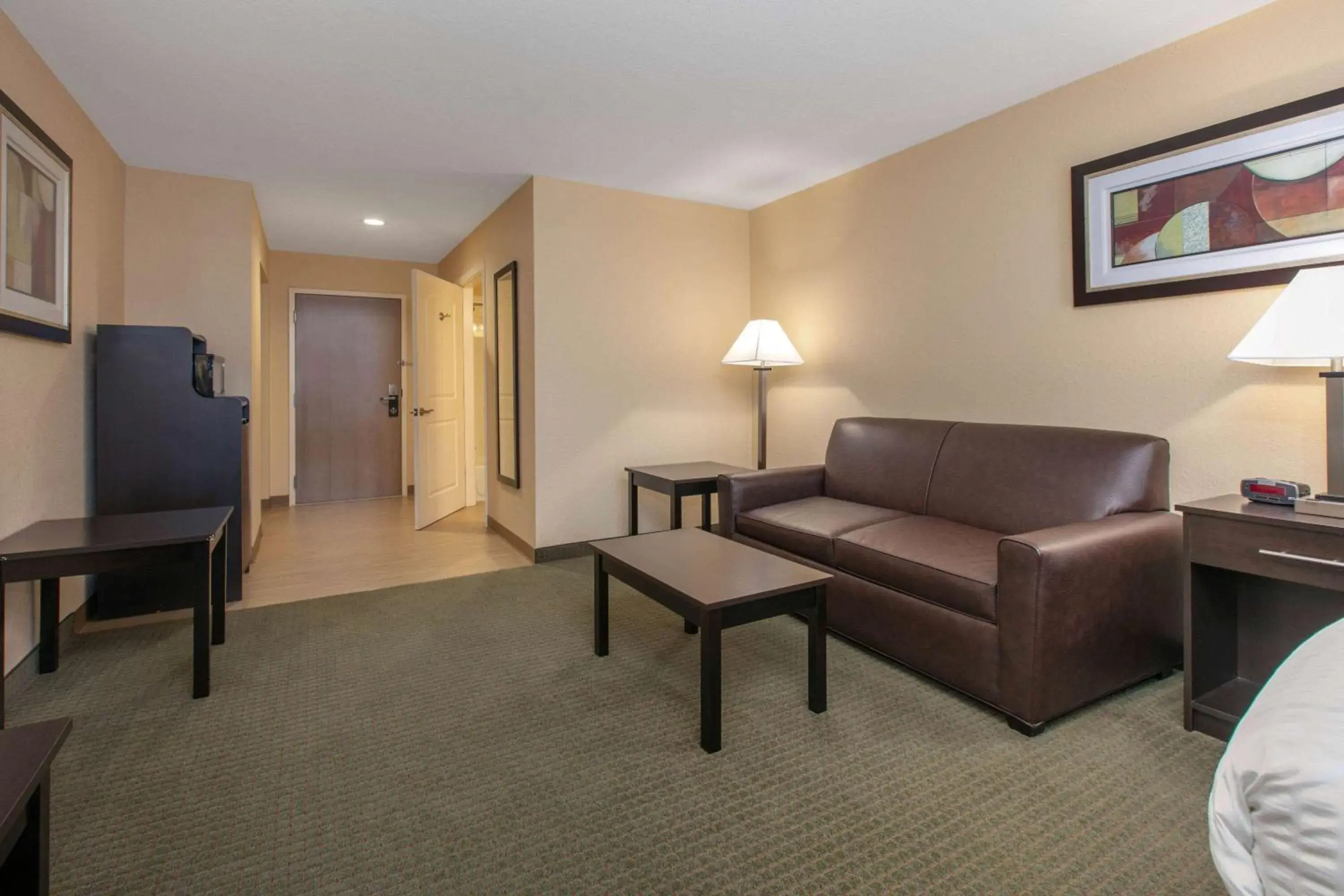 Photo of the whole room, Seating Area in Days Inn & Suites by Wyndham Florence/Jackson Area
