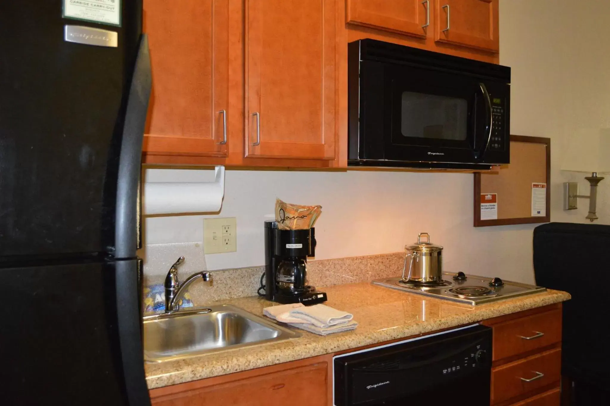 Photo of the whole room, Kitchen/Kitchenette in Candlewood Suites-Augusta, an IHG Hotel