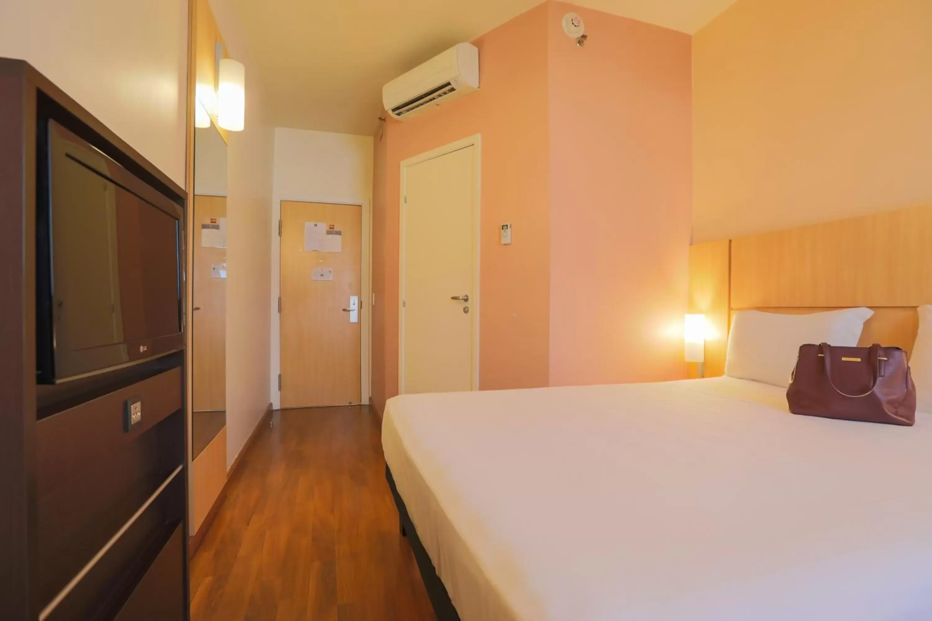 Bedroom, Bed in ibis Montes Claros Shopping