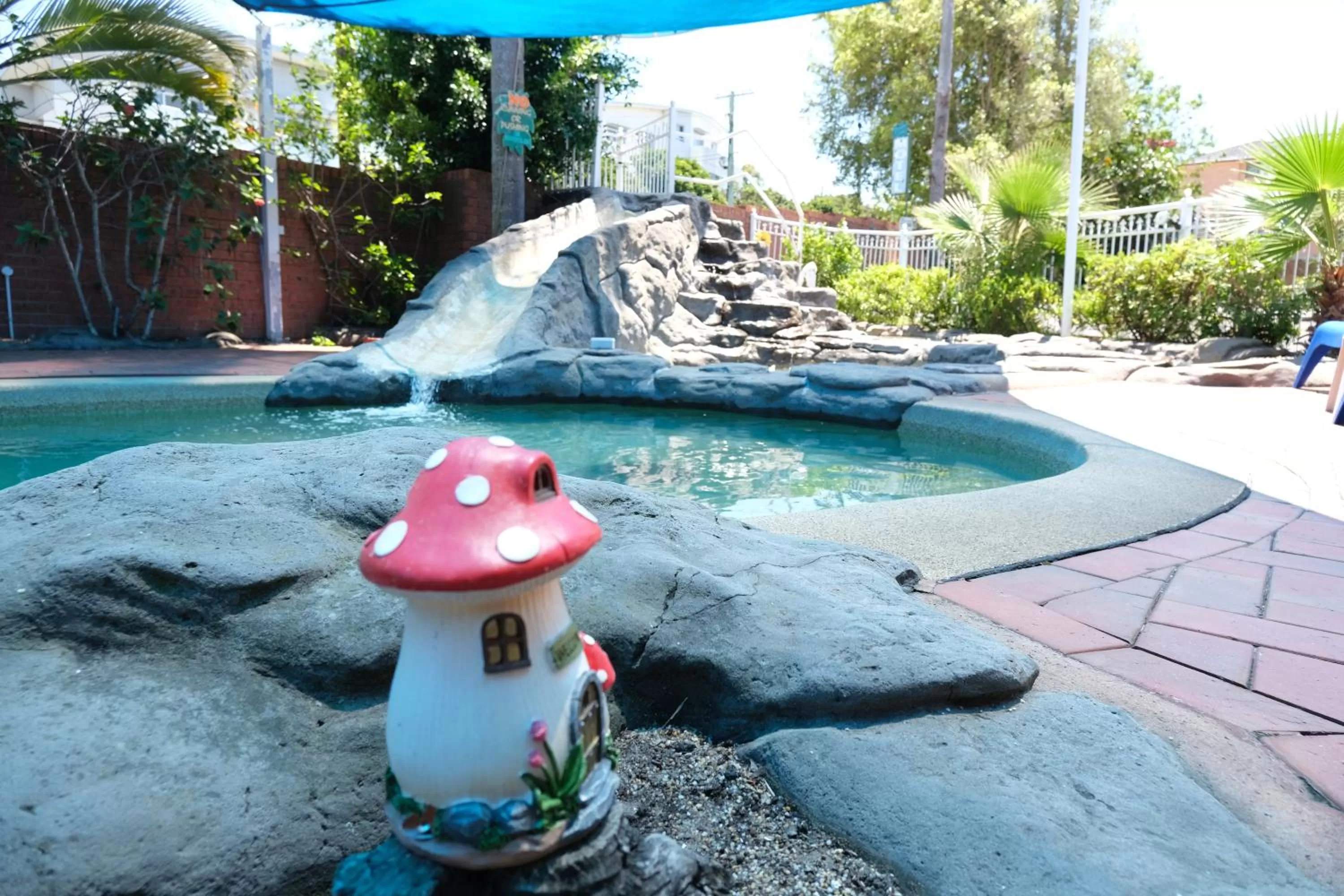 Swimming pool in Sapphire Palms Motel