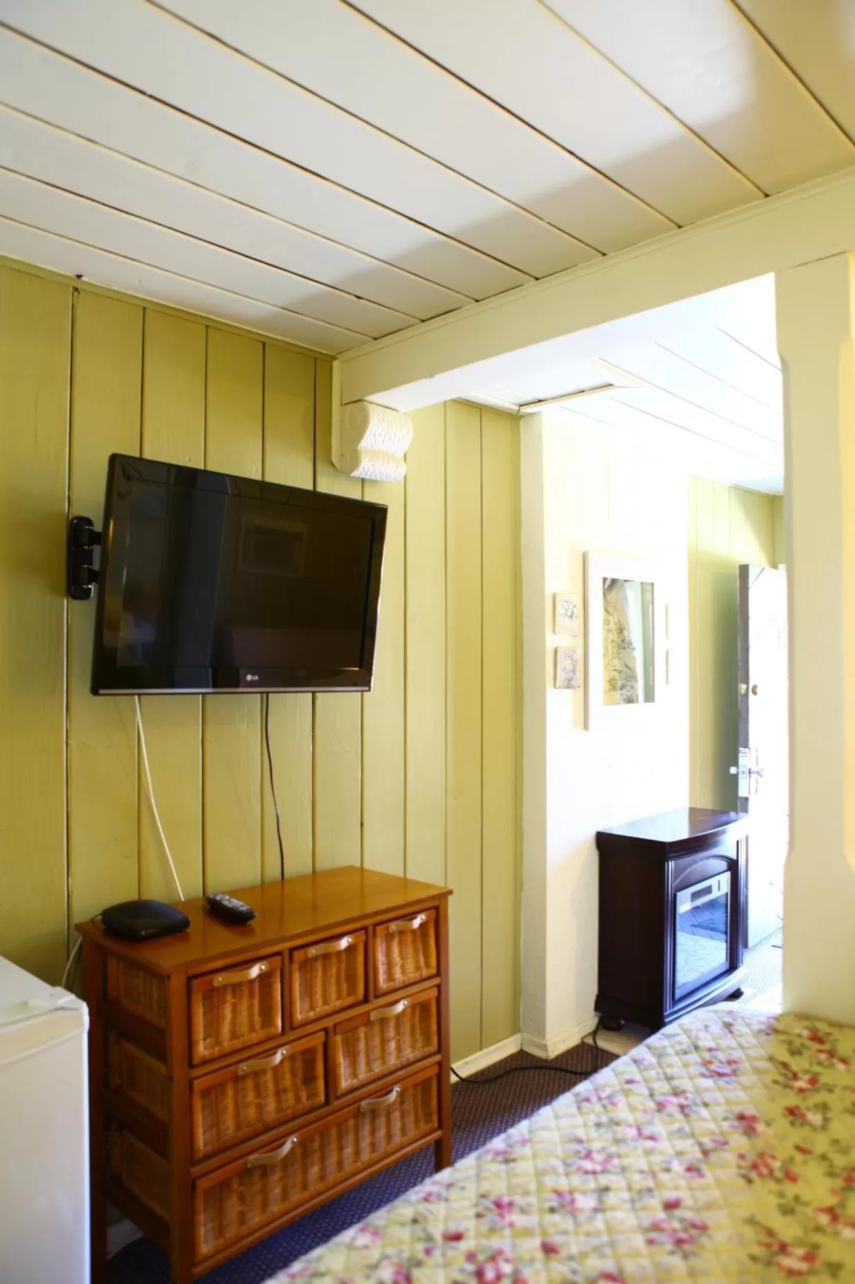 Bed in Swiss Chalets Motel