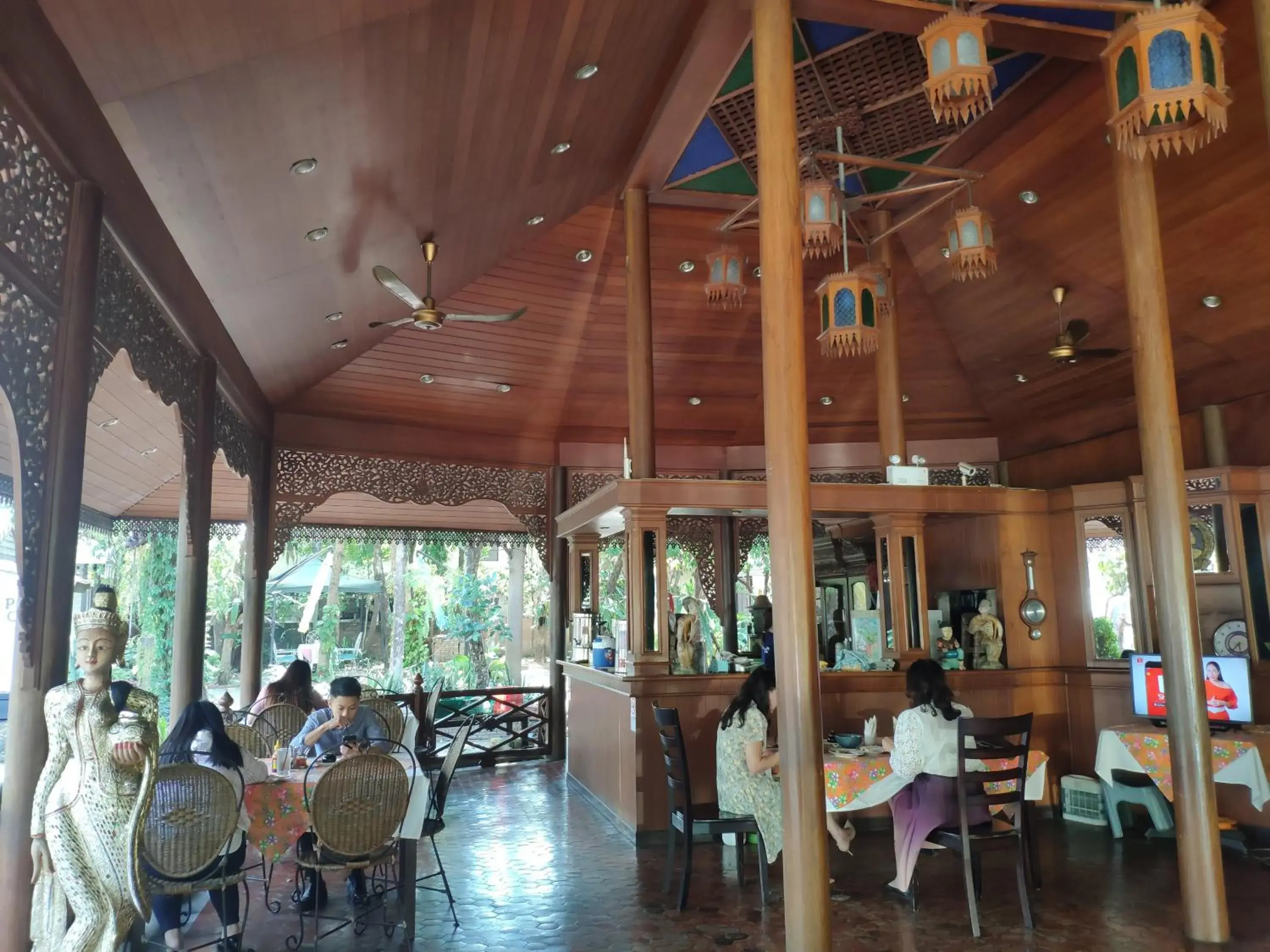 Restaurant/Places to Eat in Changpuak Hotel