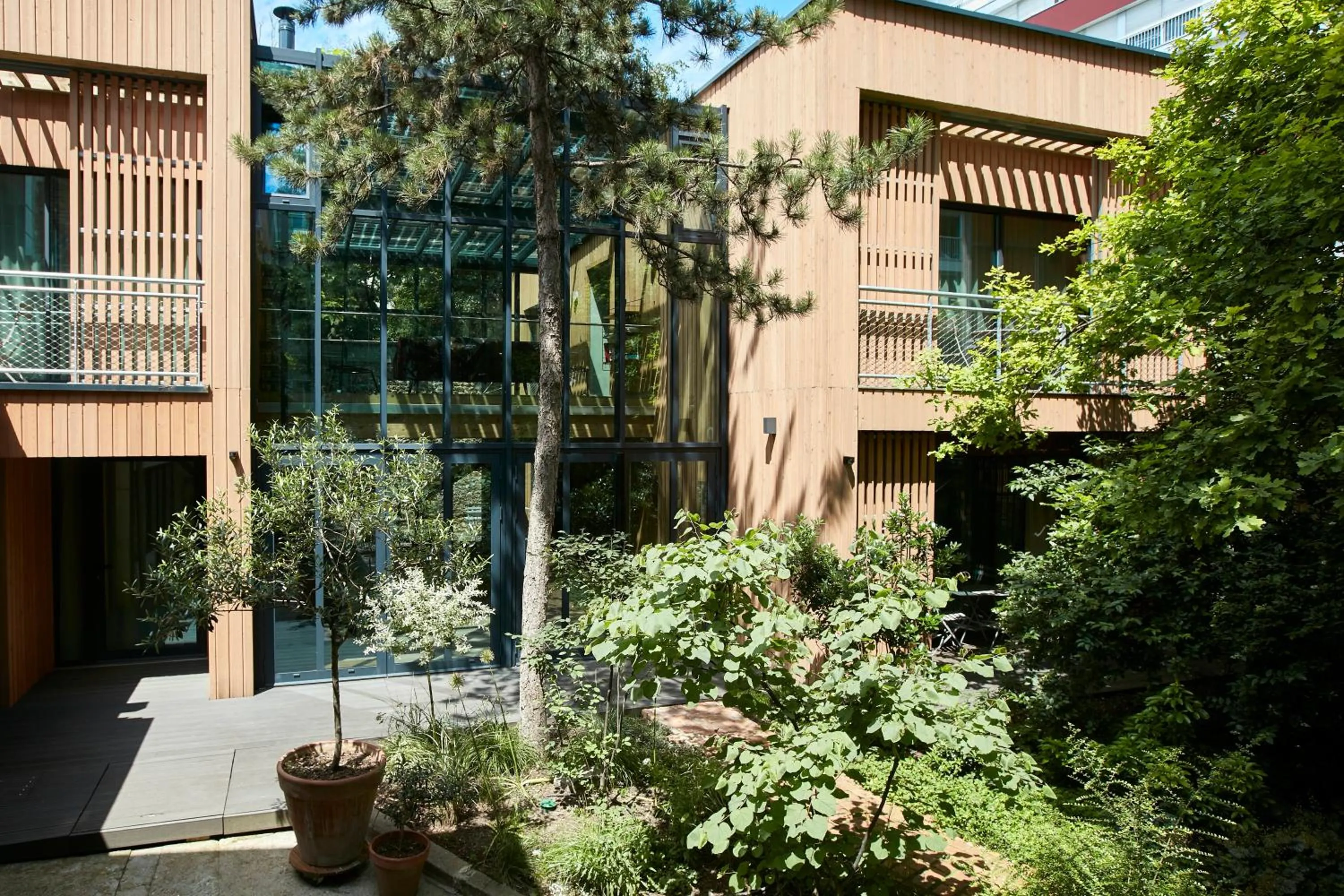 Facade/entrance in Eden Lodge Paris