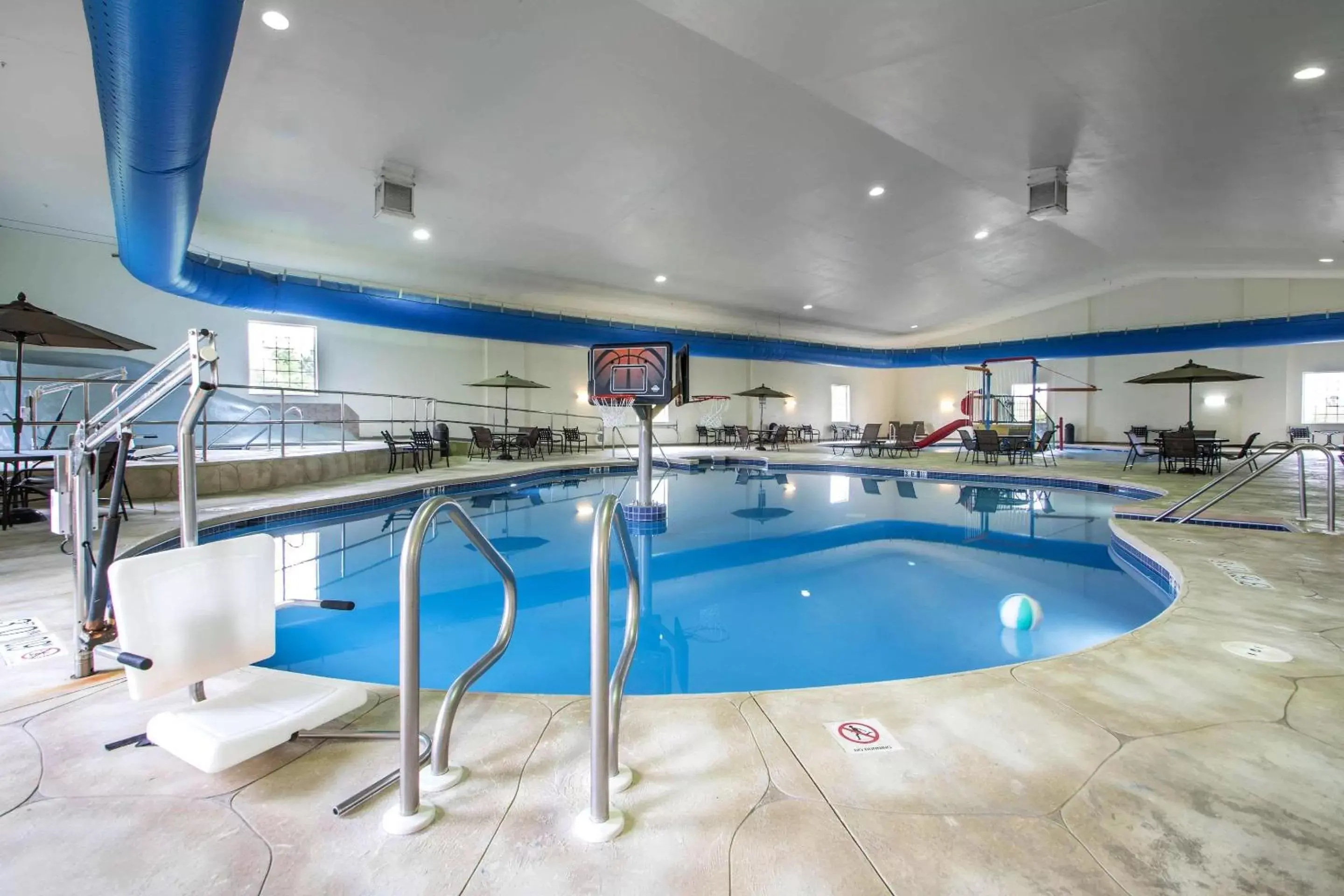 Swimming Pool in Comfort Suites Johnson Creek Conference