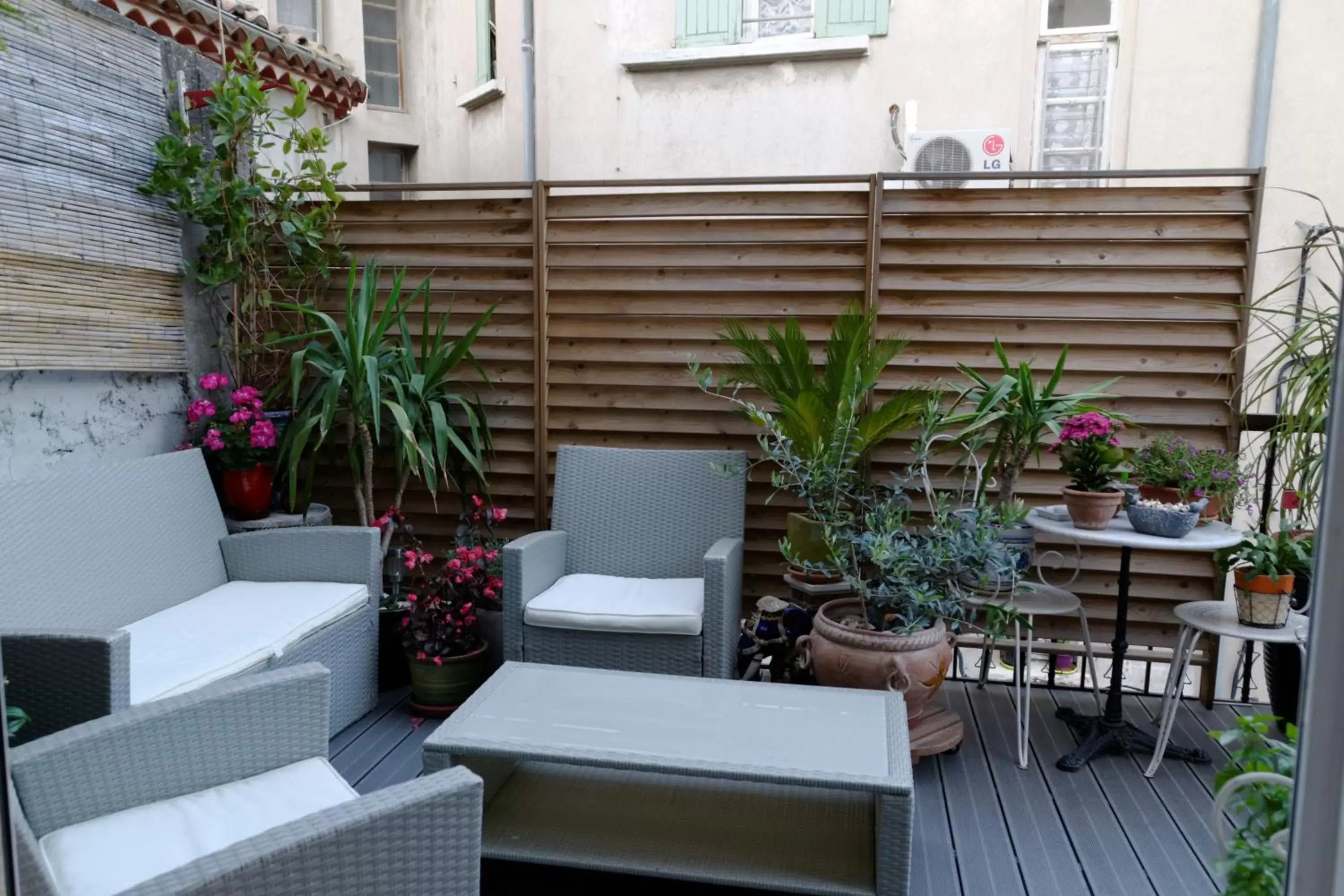 Seating area in Hotel Du Commerce