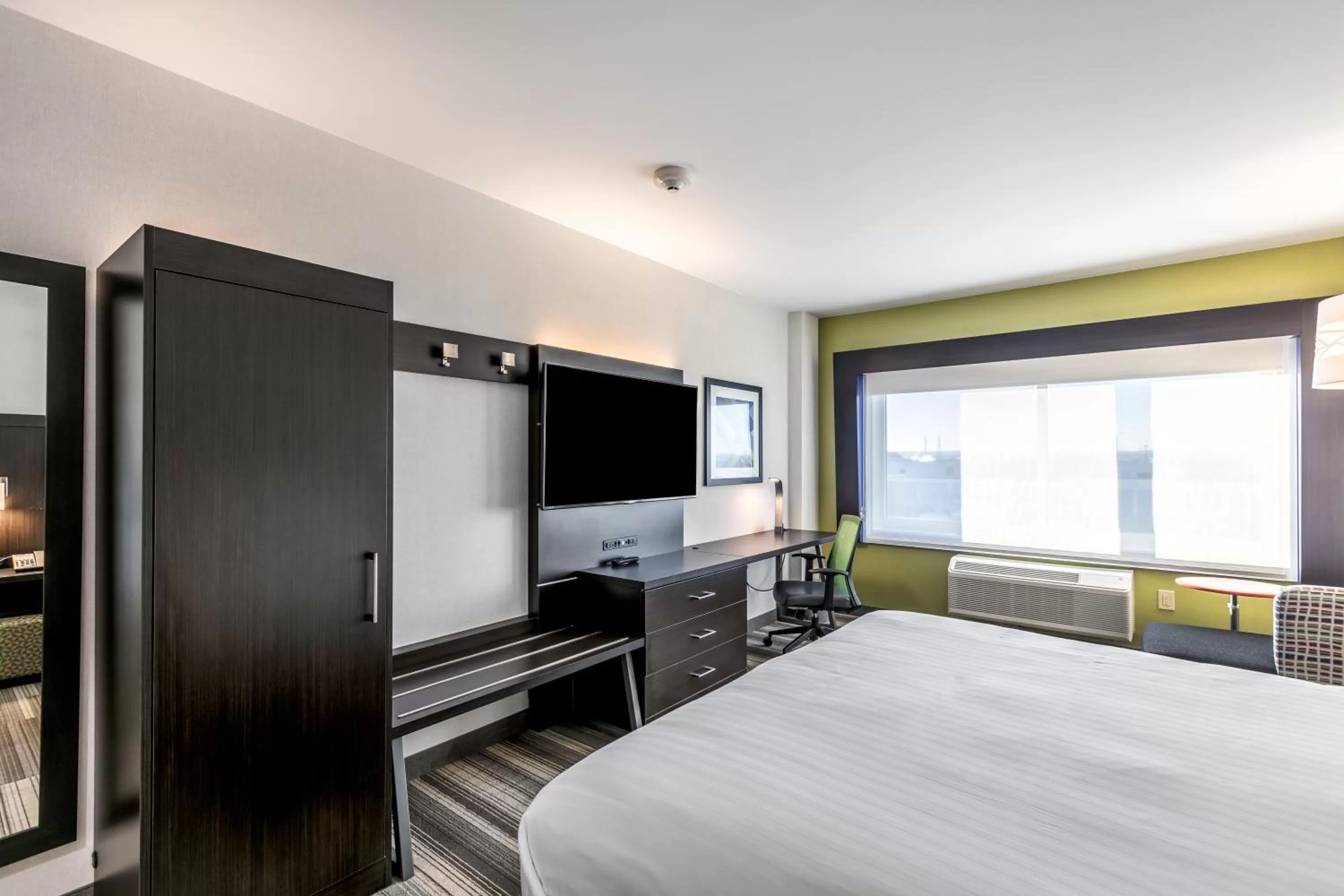 Bedroom, Bed in Holiday Inn Express & Suites Jersey City North - Hoboken by IHG