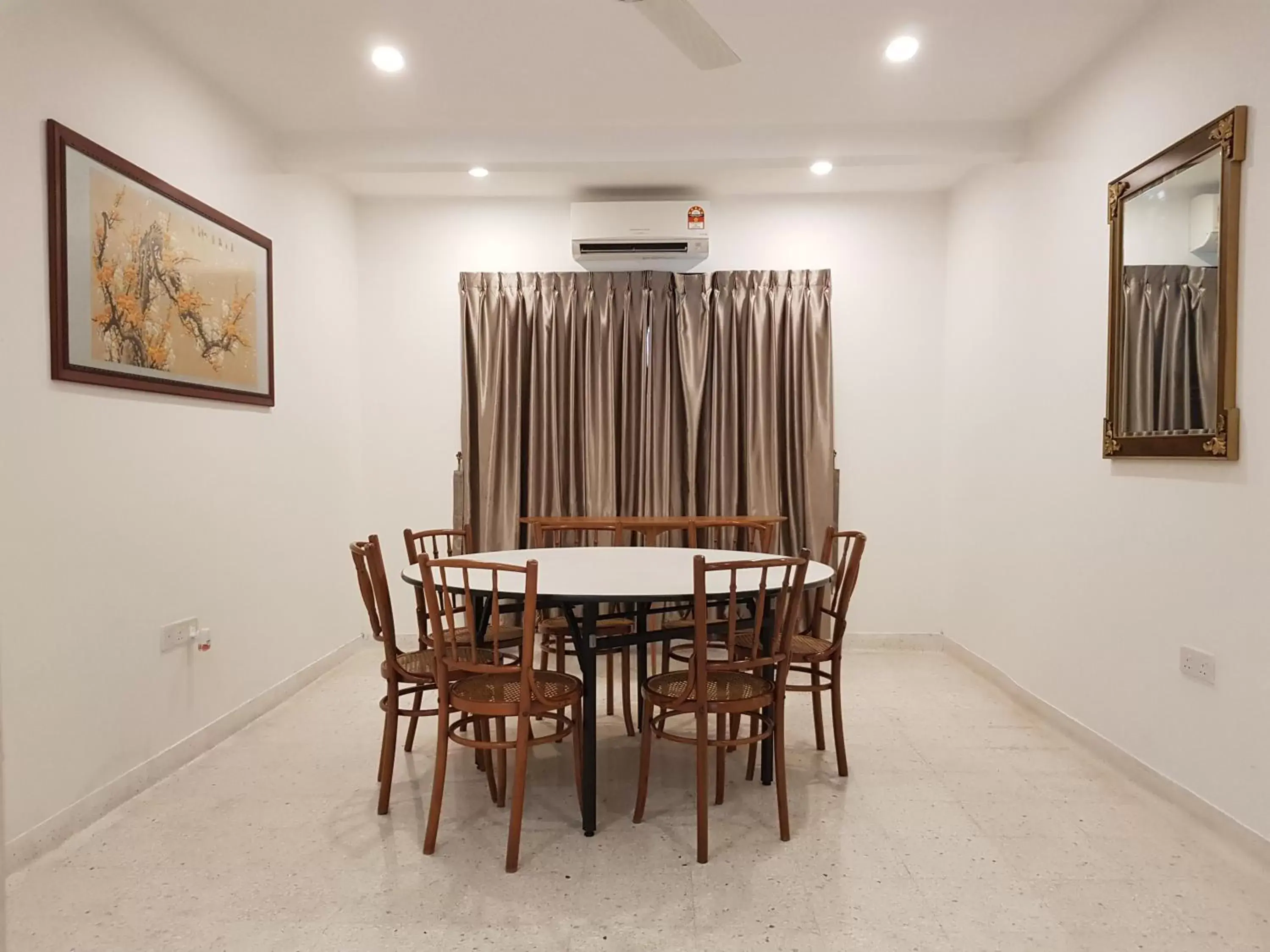 Dining Area in Heeren Straits Hotel