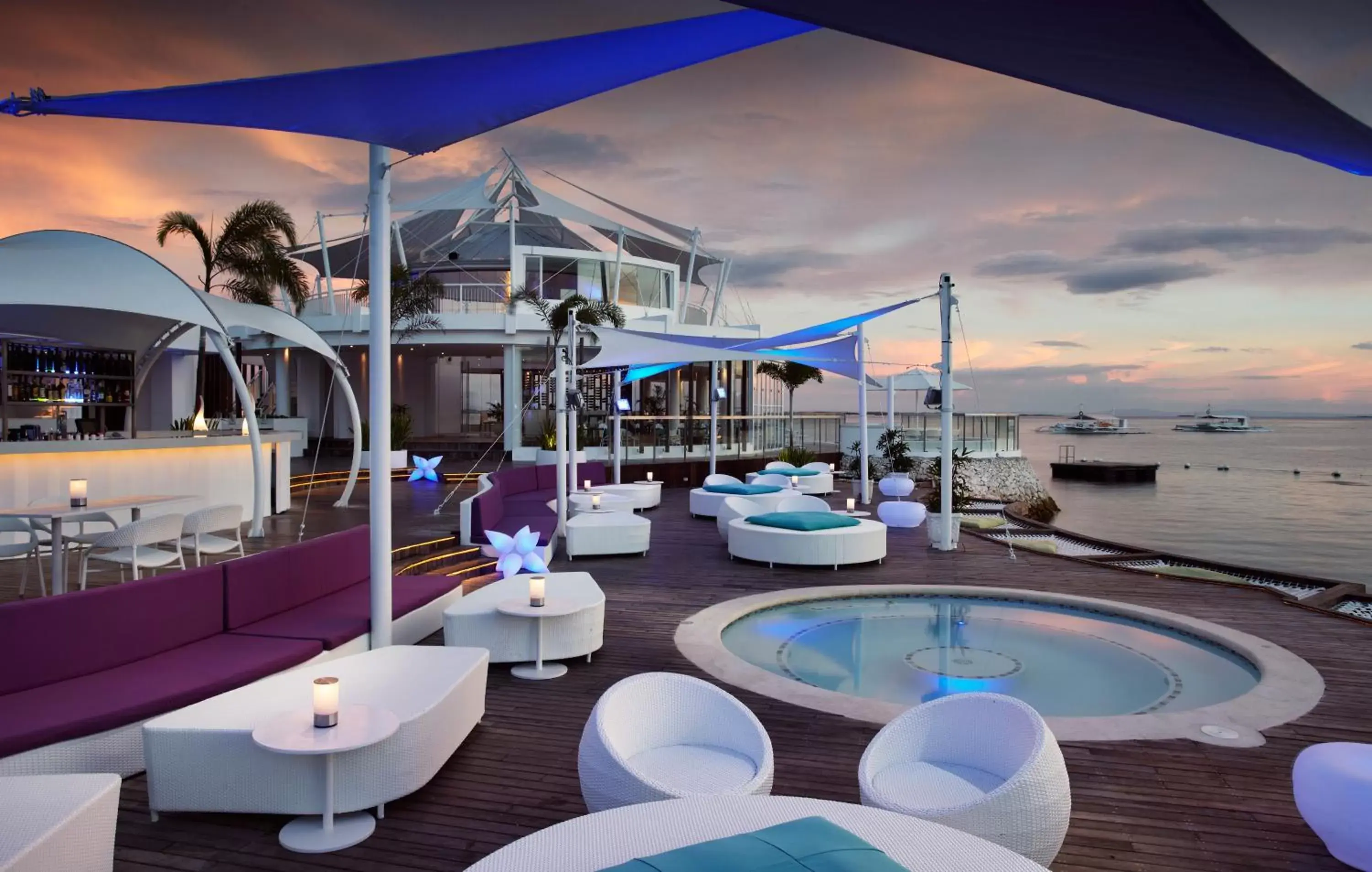 Lounge or bar, Swimming Pool in Mövenpick Hotel Mactan Island Cebu