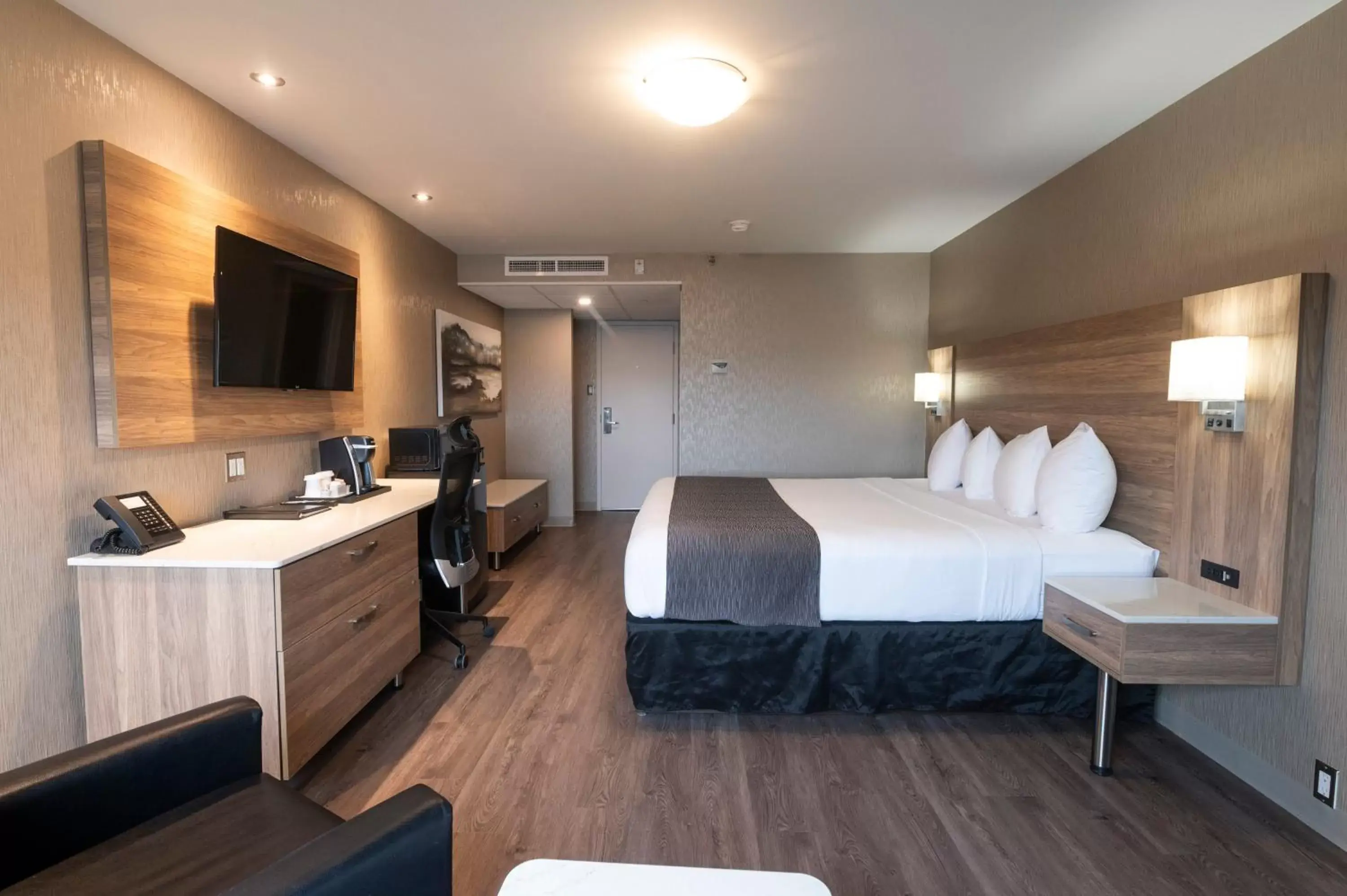 TV and multimedia, Bed in Hôtel & Suites Le Dauphin Québec