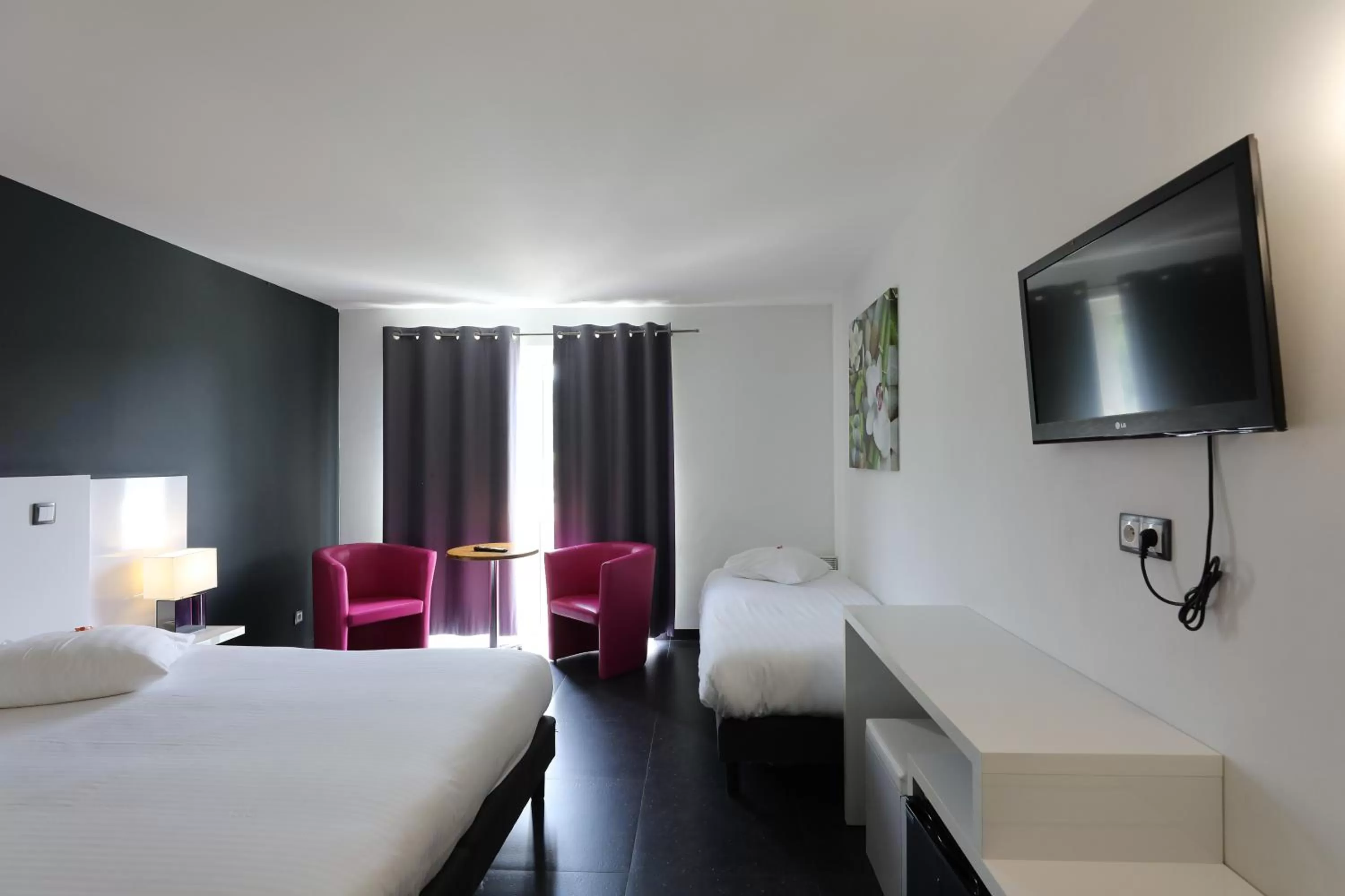 Bedroom, TV/Entertainment Center in Hotel Eden Ardenne