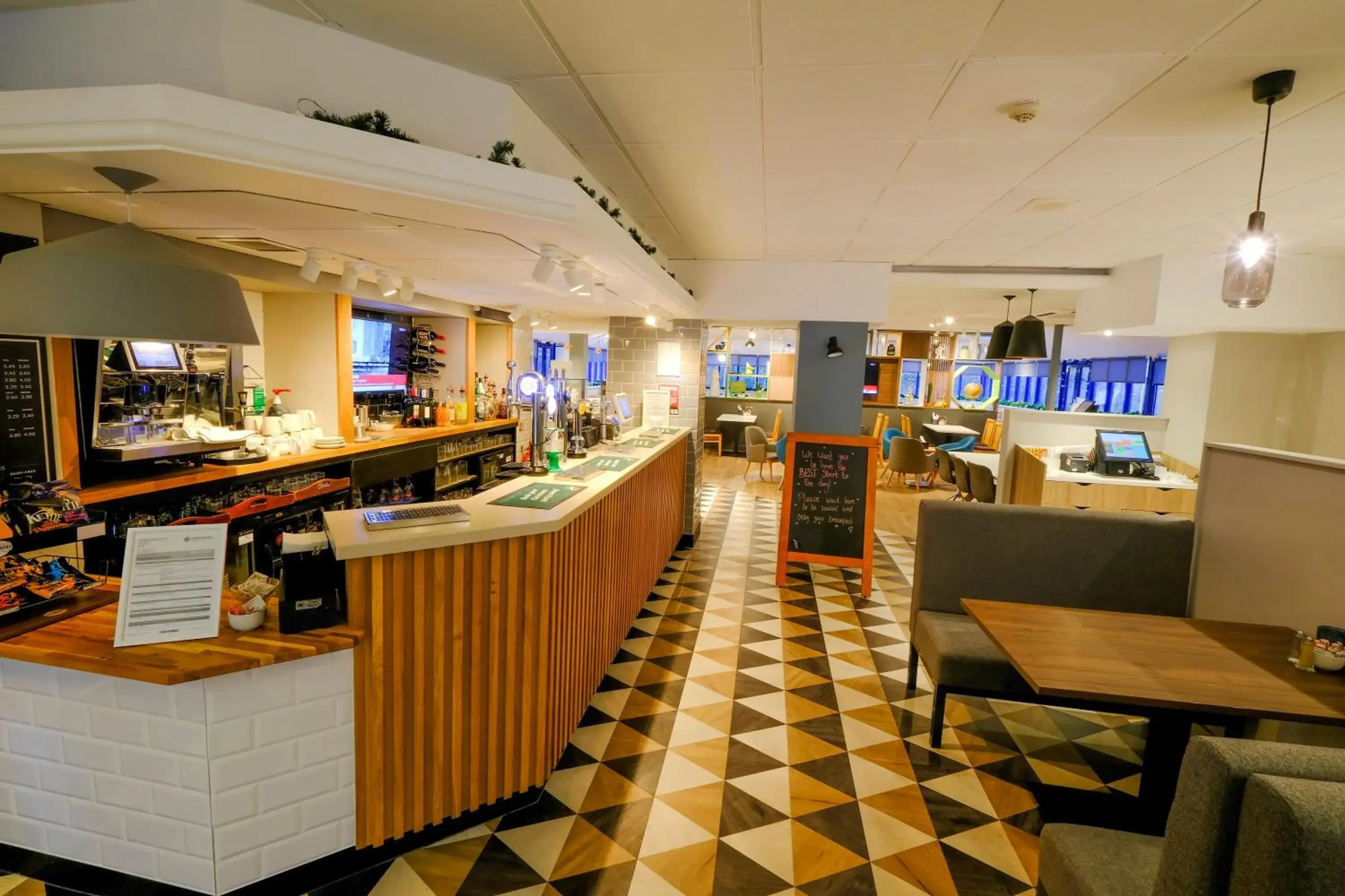 Lounge or bar, Restaurant/Places to Eat in Holiday Inn Warrington