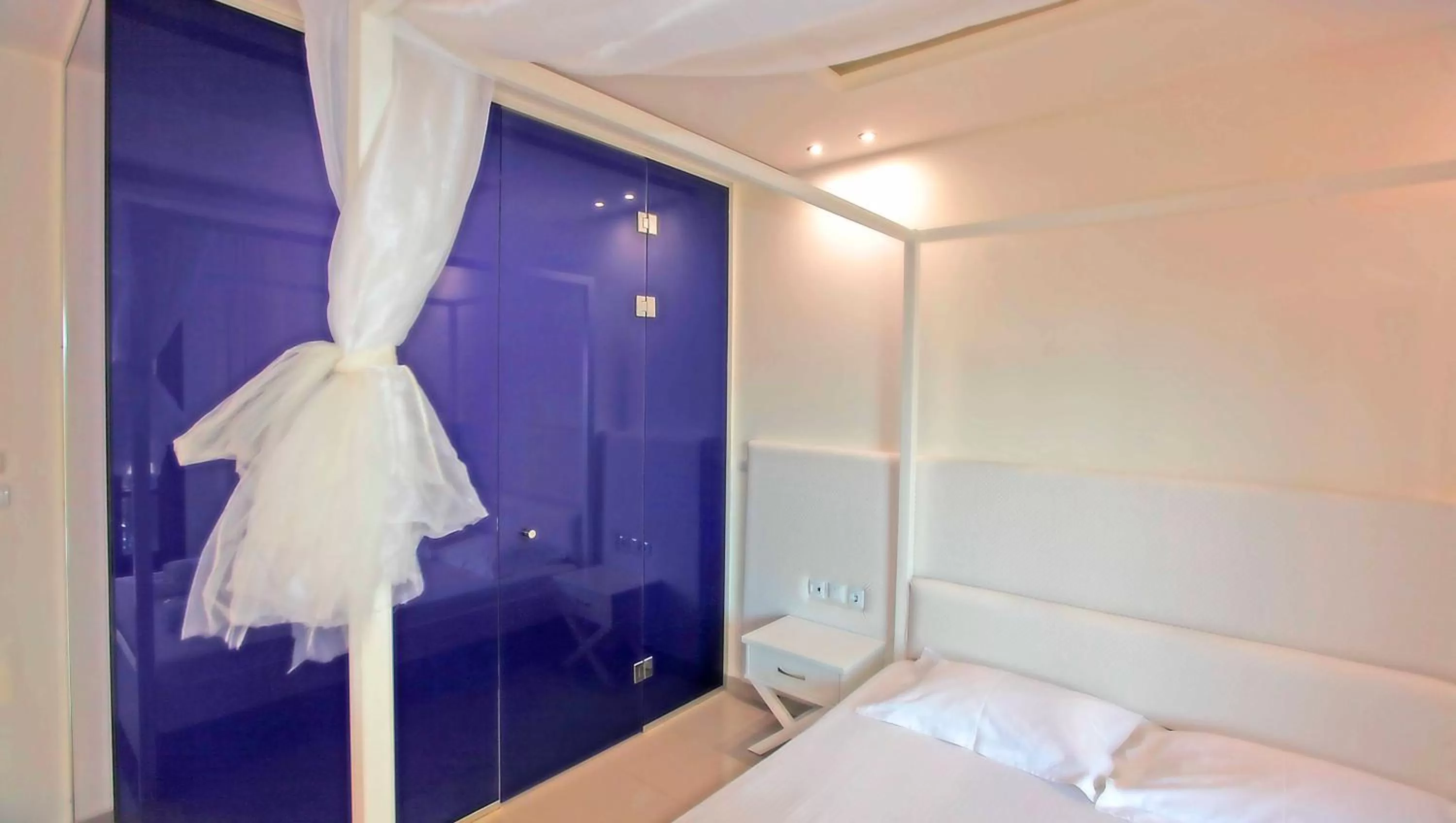 Photo of the whole room, Bed in Macedon