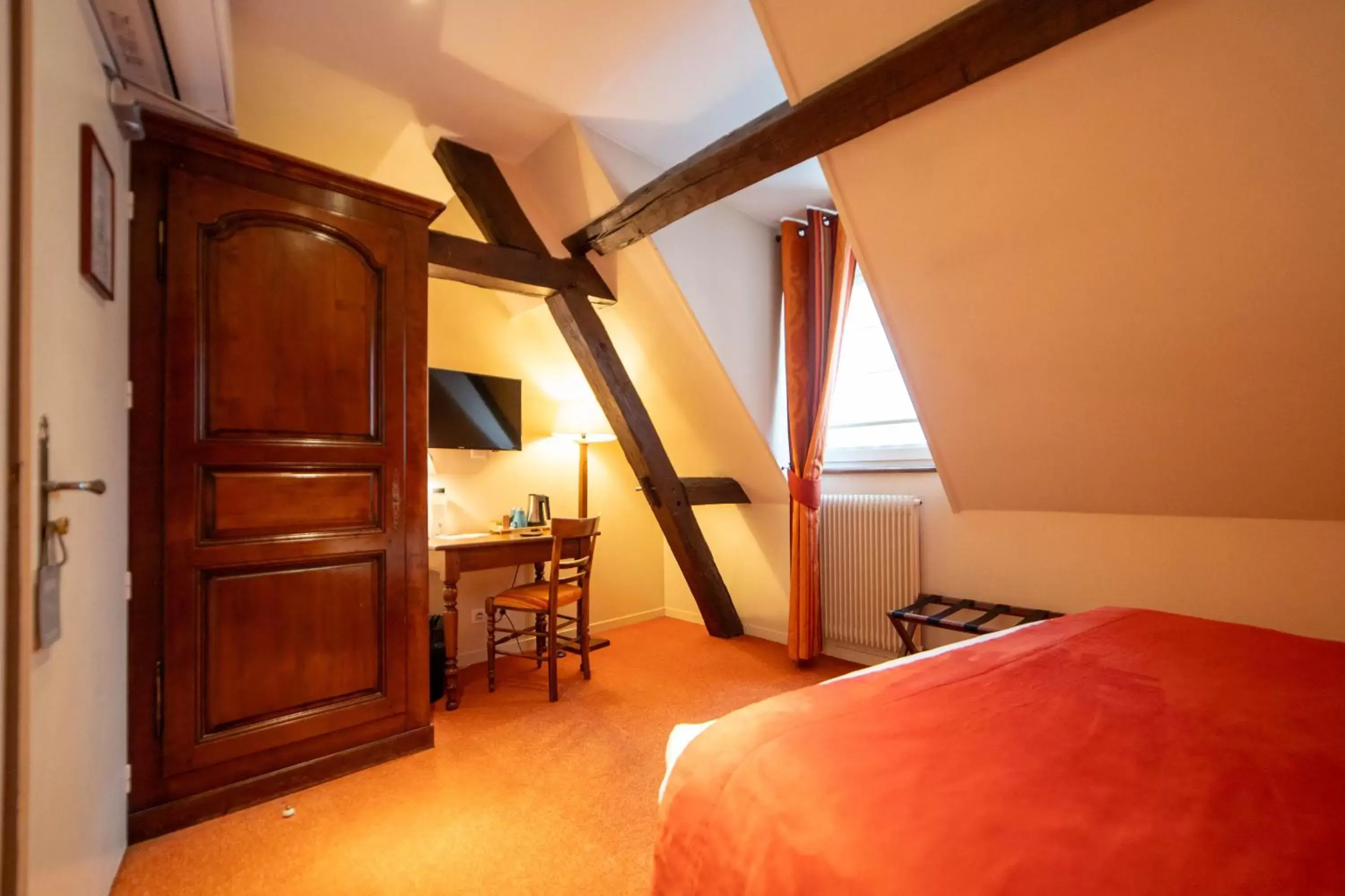 Bedroom, Bed in Hôtel Wilson - Les Collectionneurs