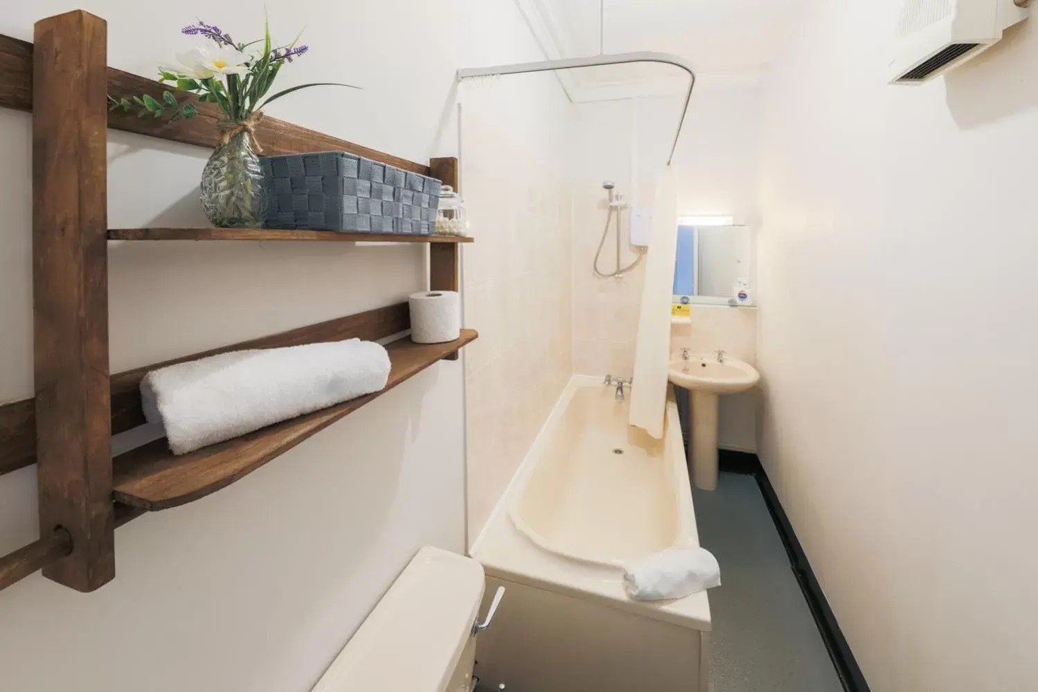 Bathroom in The Clee Hotel - Cleethorpes, Grimsby, Lincolnshire