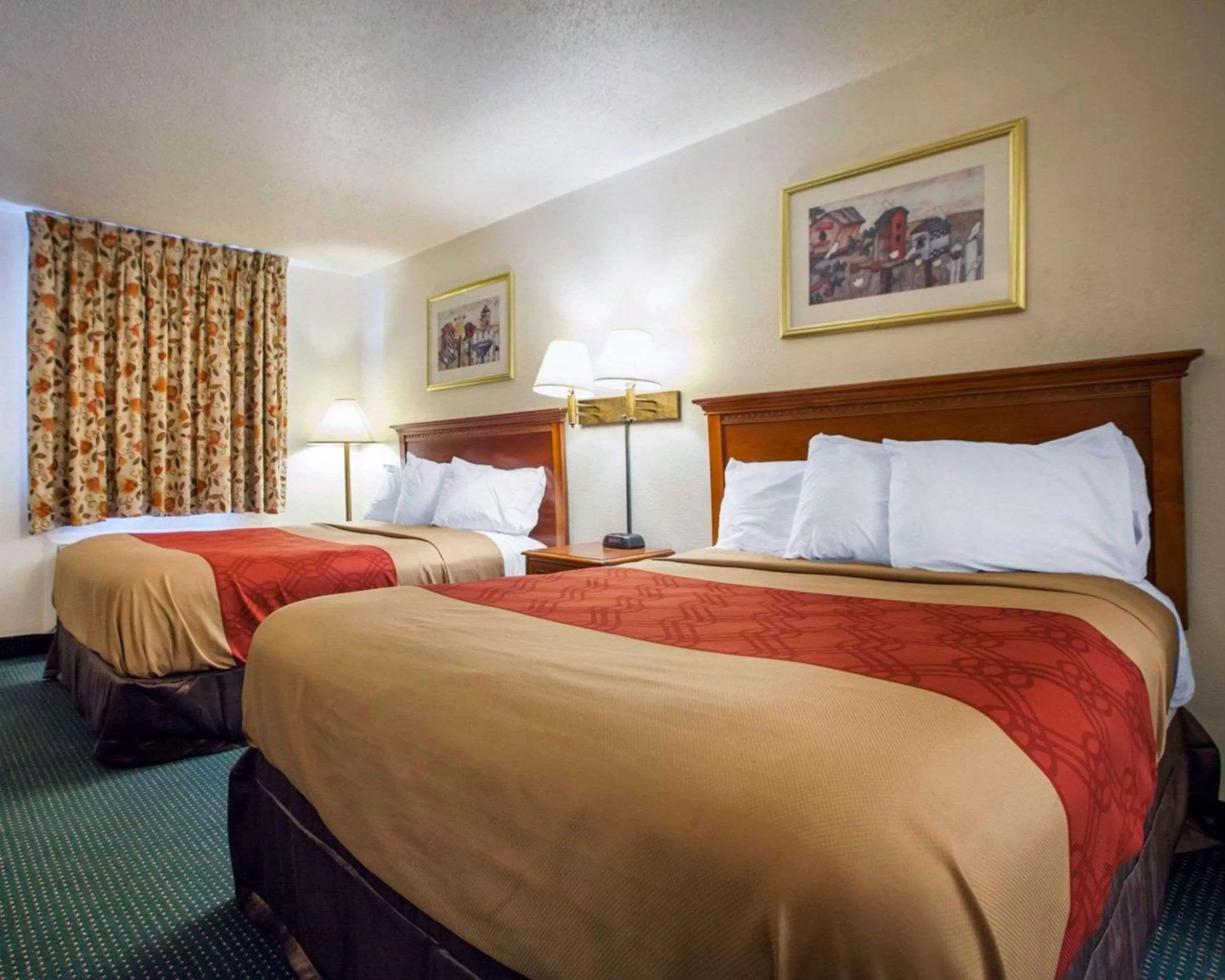 Photo of the whole room, Bed in Econo Lodge